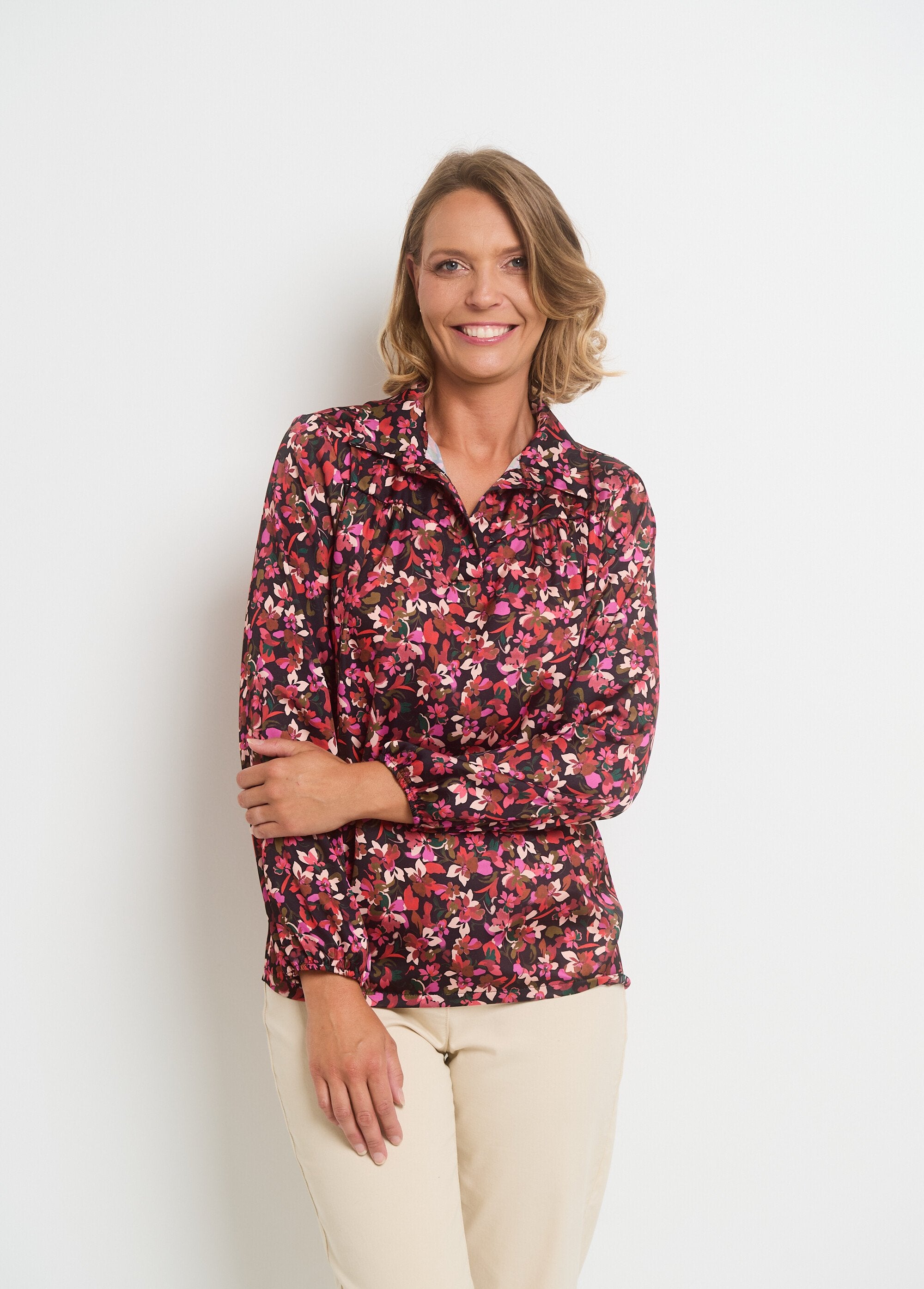 Blusa_estampada_con_cuello_de_pico_y_mangas_elásticas_rojo_y_negro_FA1_slim