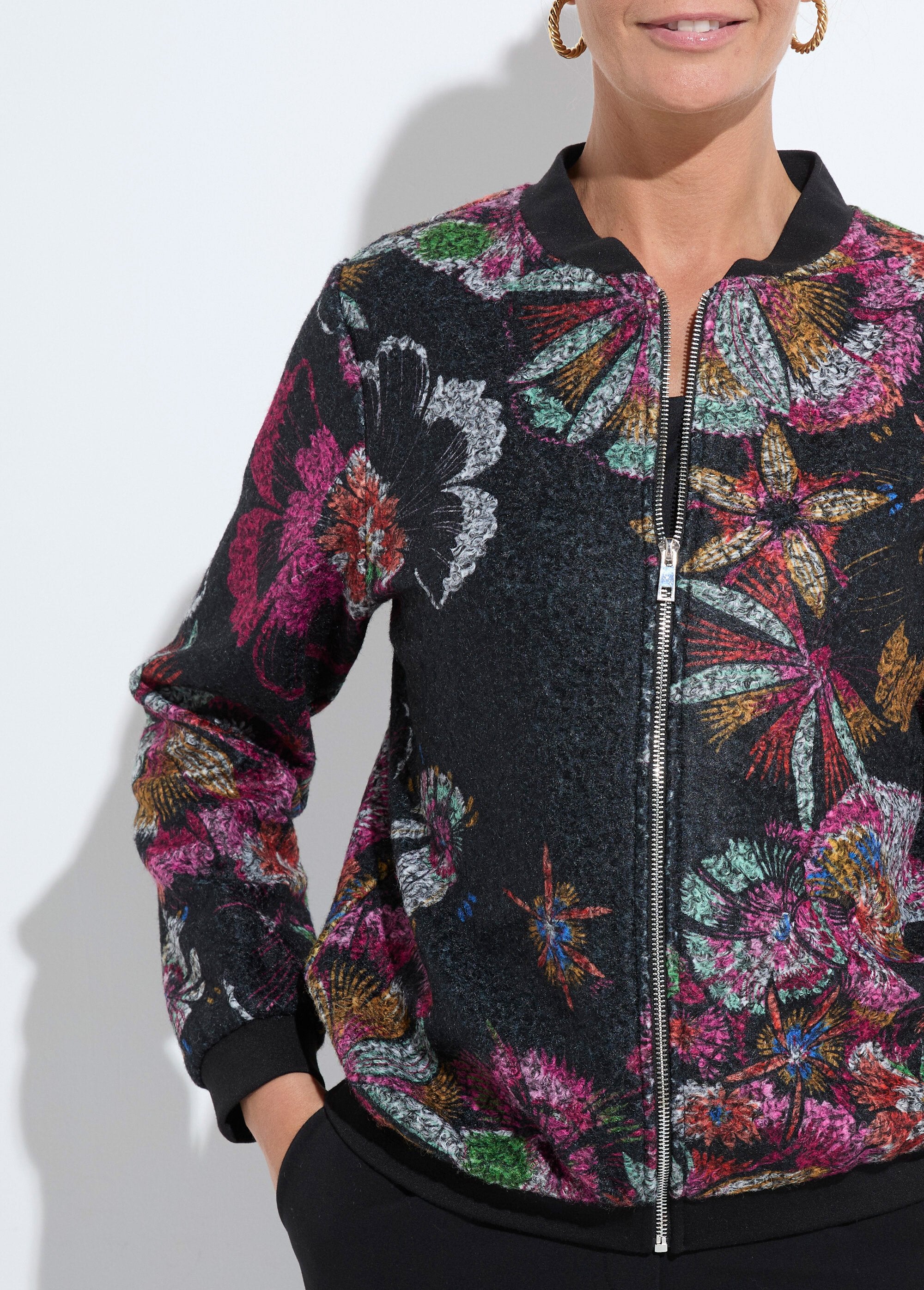 Chaqueta_estilo_bomber_en_tejido_de_rizo_estampado_Negro_y_rosa_DE1_slim