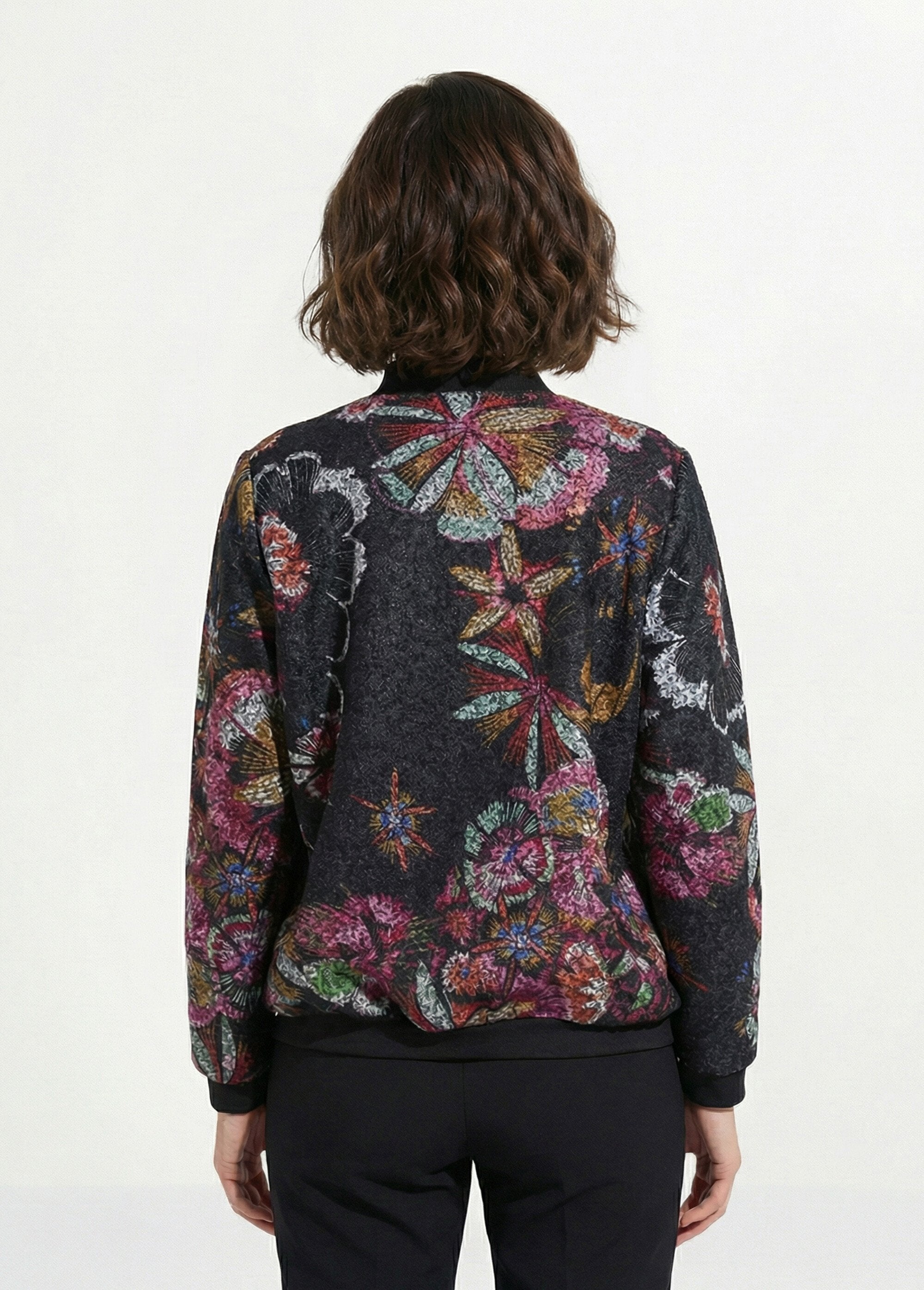Chaqueta_estilo_bomber_en_tejido_de_rizo_estampado_Negro_y_rosa_DO1_slim