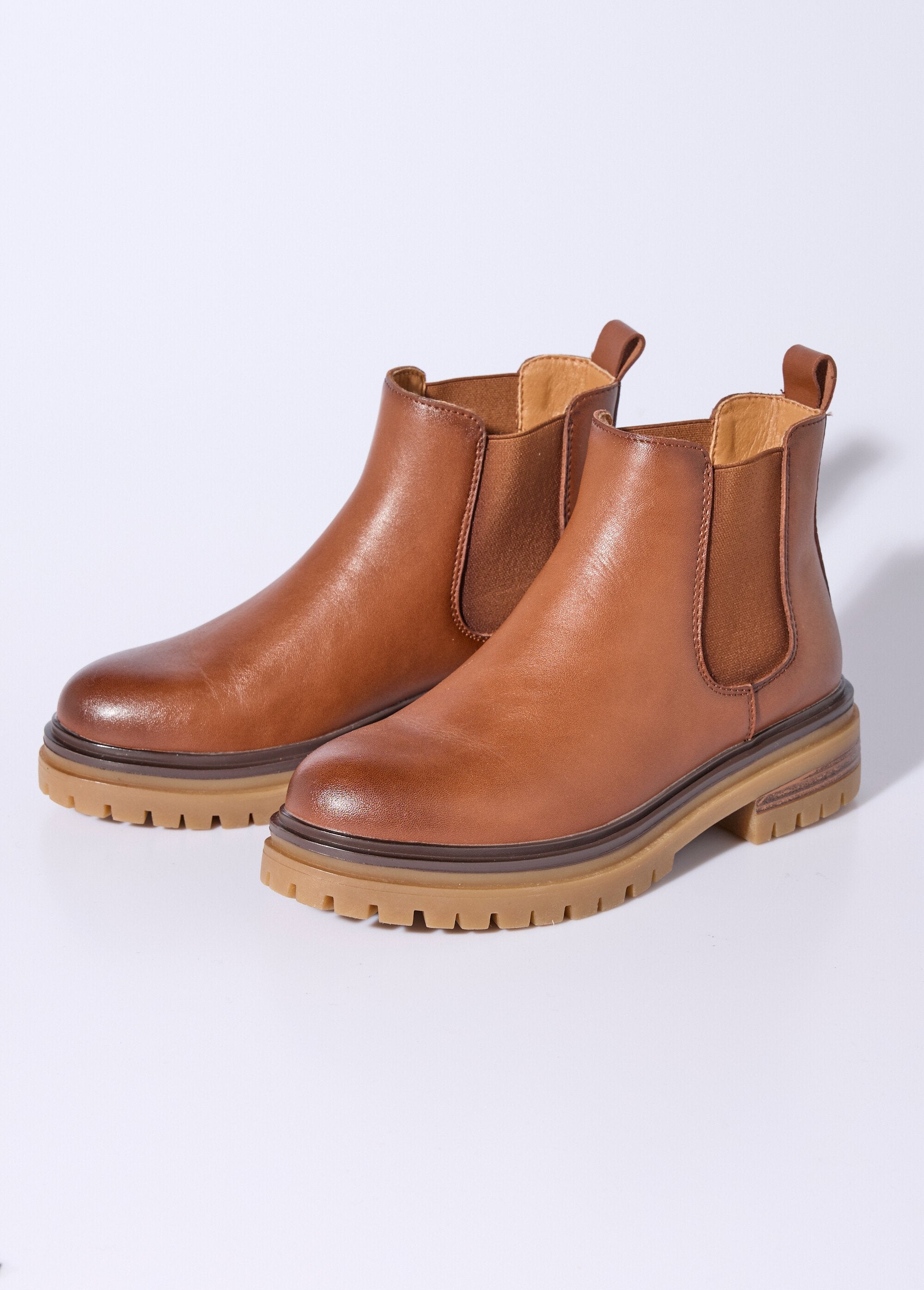Botas_Chelsea_de_piel_con_suela_gruesa_camello_DE1_slim