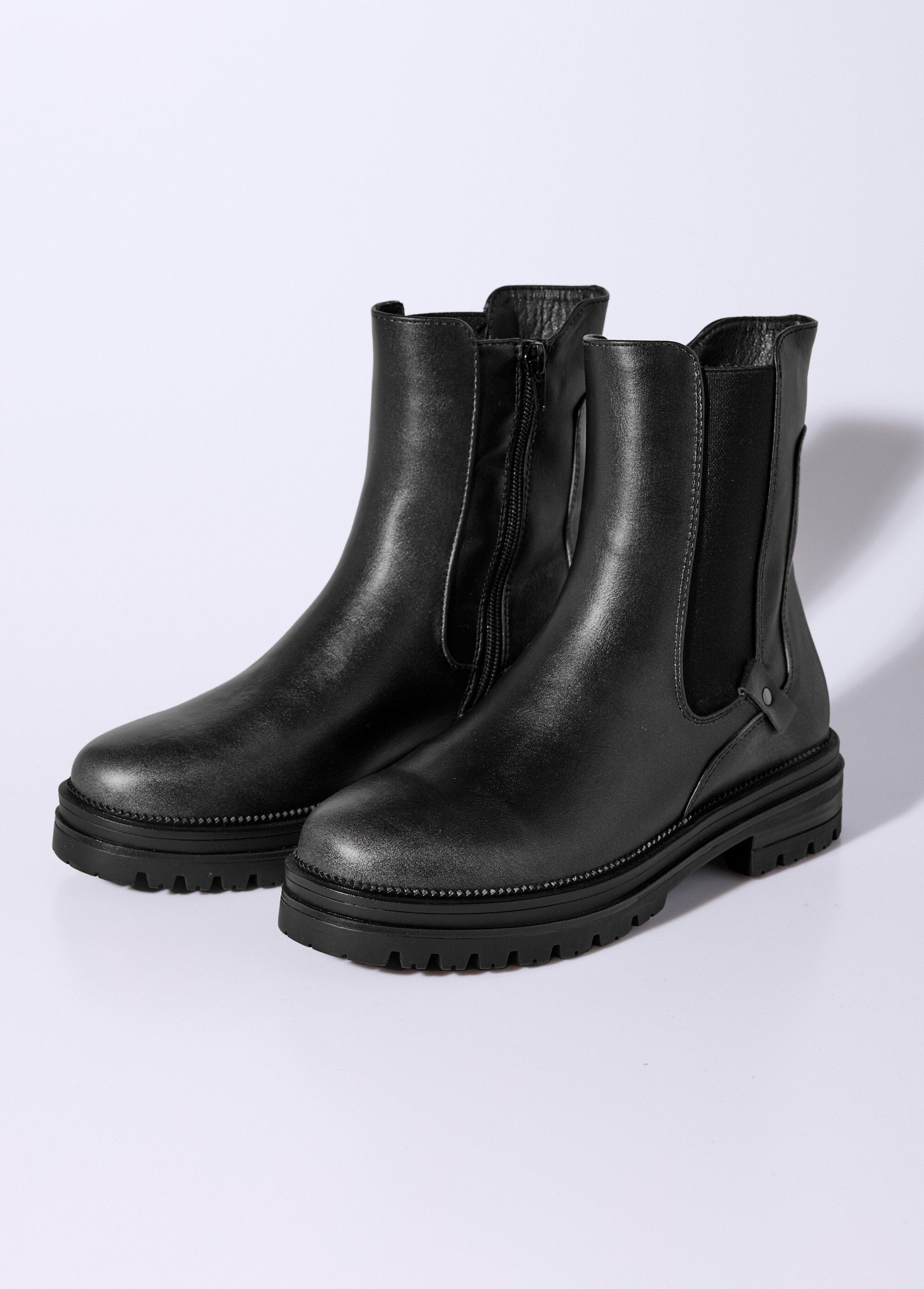 Botas_Chelsea_de_caña_alta_con_suela_dentada_Negro_DE1_slim