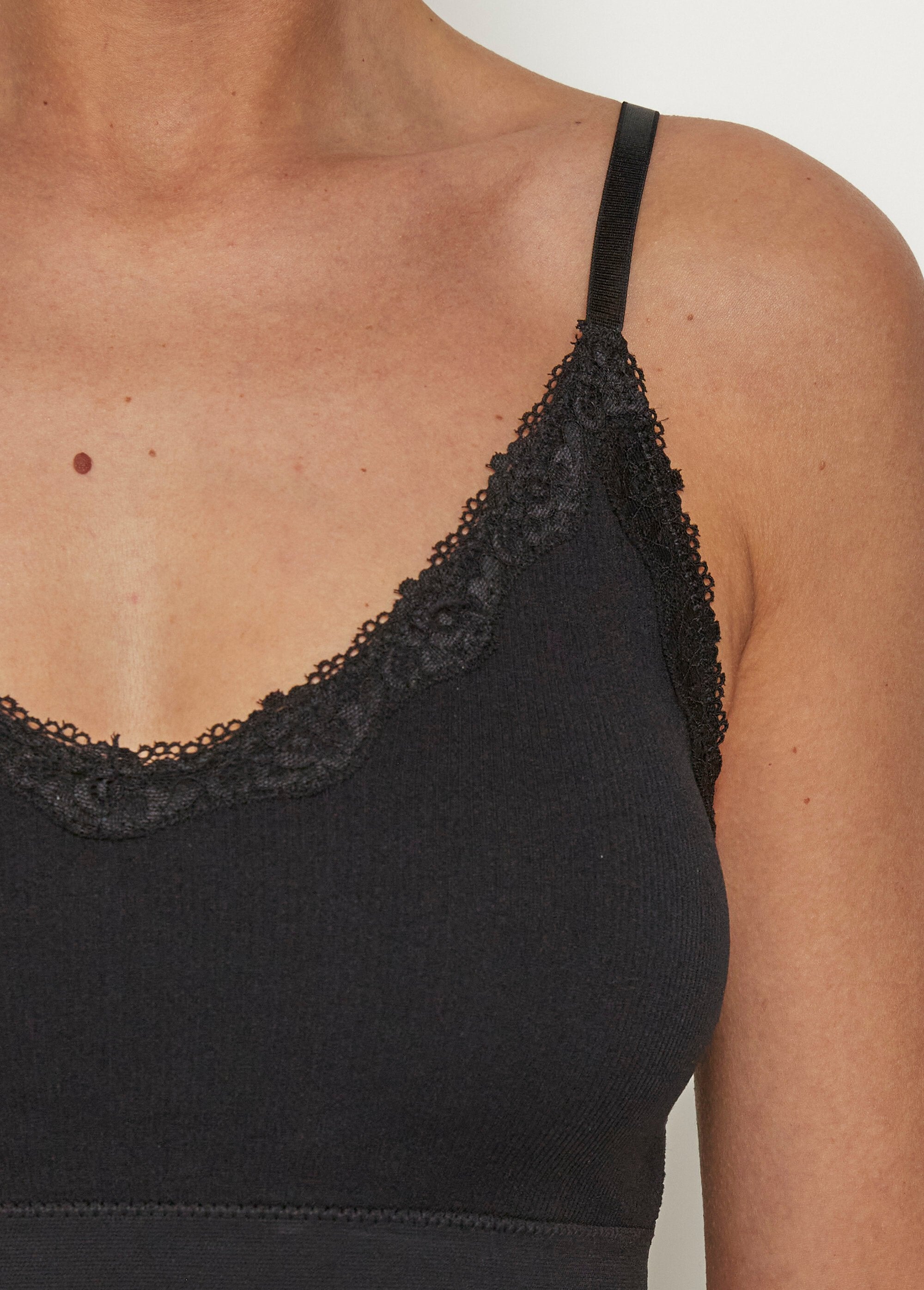 Bralette_sin_costuras_con_ribete_de_encaje_Negro_DE1_slim