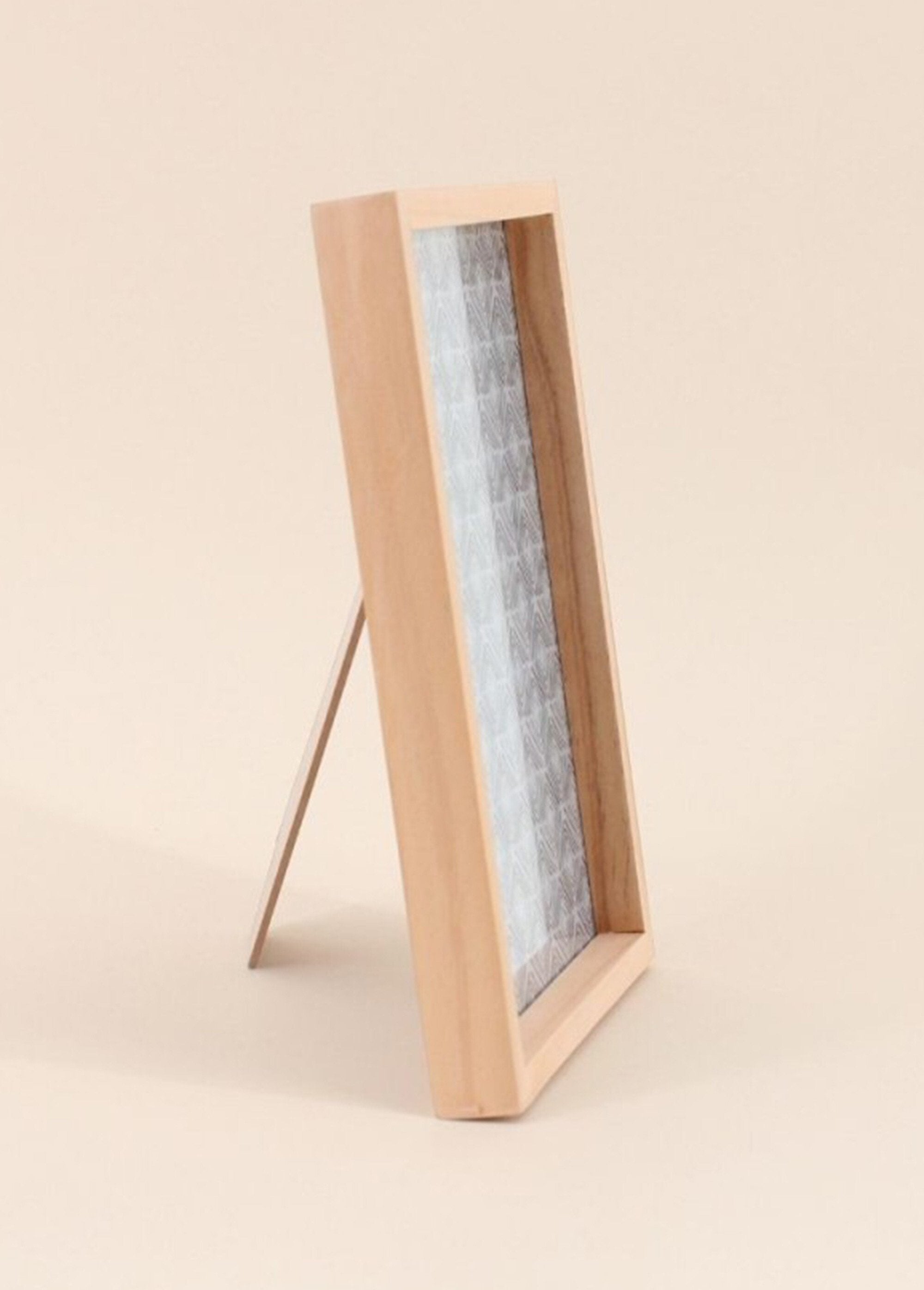 Marco_de_fotos_de_18x24cm_fabricado_en_madera_certificada_V1_Natural_DE1_slim