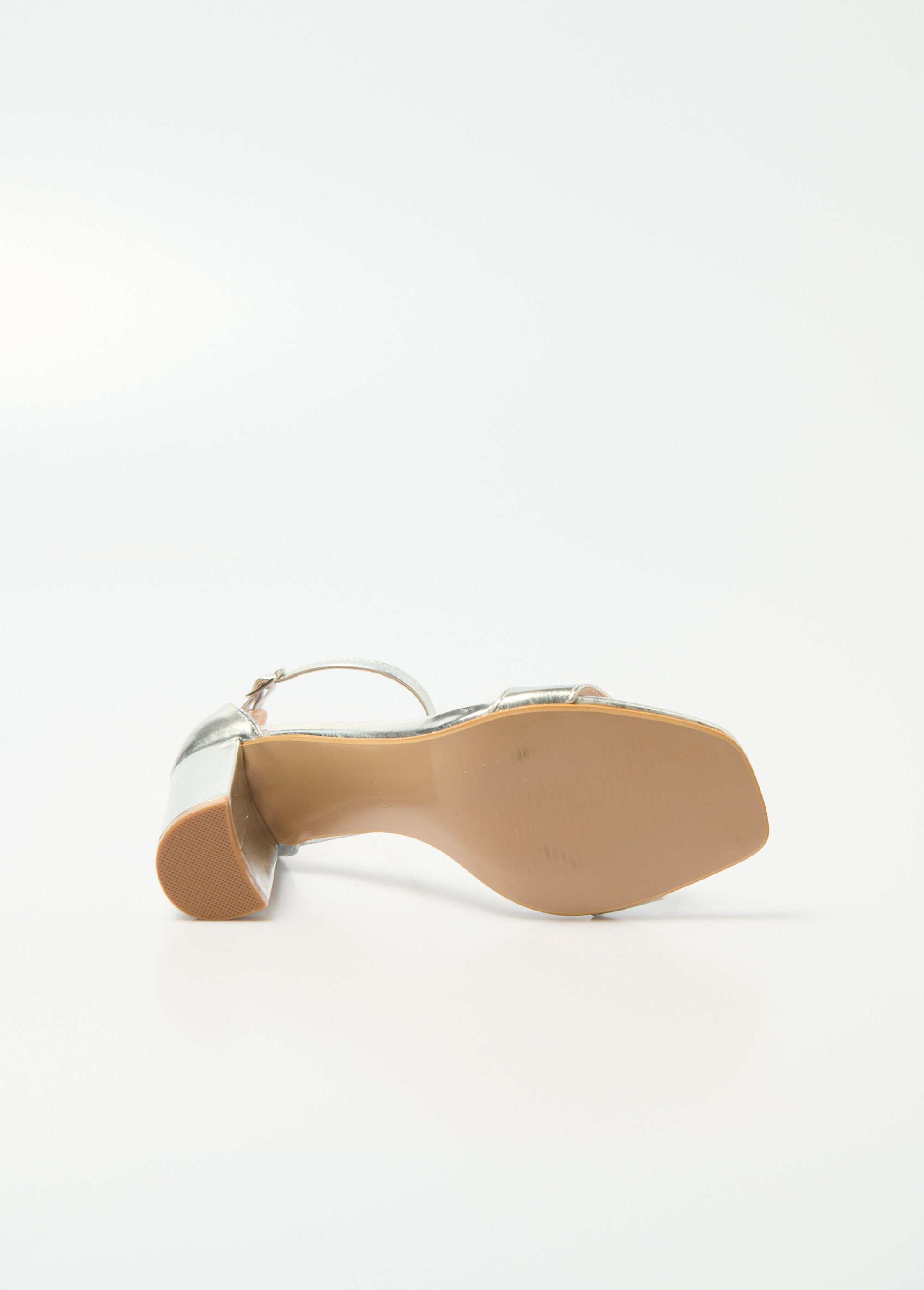 Sandalias_de_tacón_alto_con_punta_cuadrada_y_tiras_Plata_UN1_slim