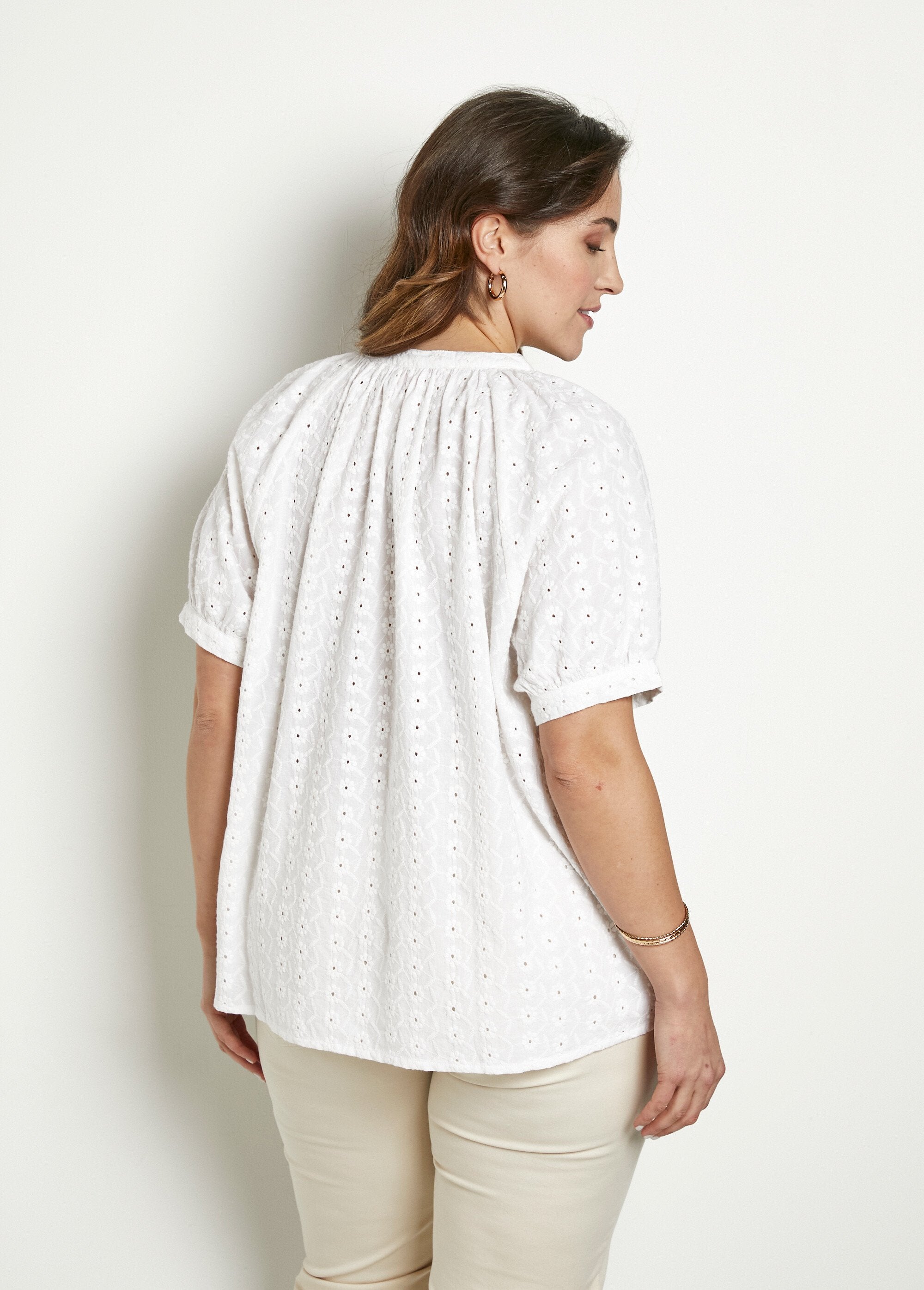 Blusa_holgada_de_algodón_bordada_sin_cuello_Blanco,_Blanca_DO1_curvy