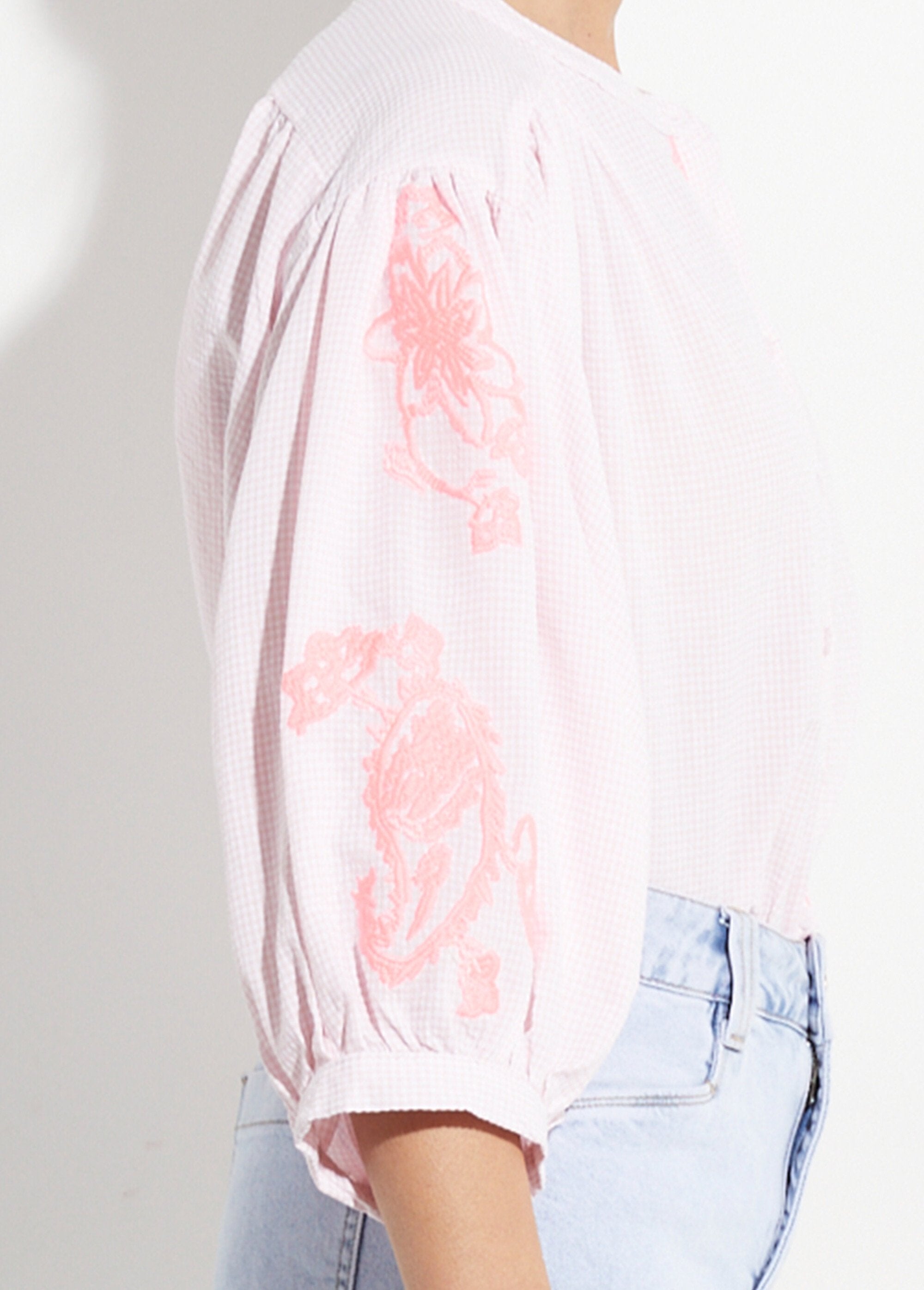 Blusa_holgada_de_cuadros_vichy_con_bordado_neón_Rosa_DE2_slim