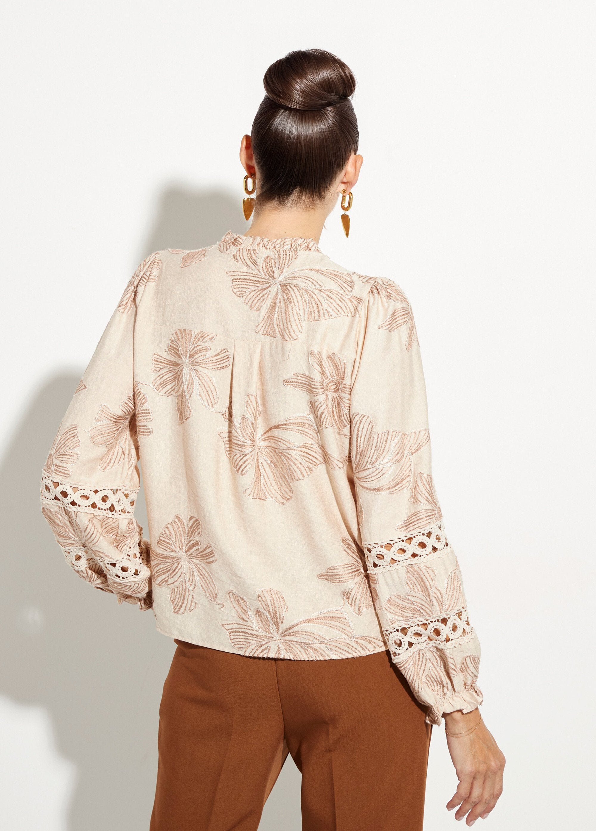 Blusa_abotonada_con_bordado_y_guipur_Beige_DO1_slim