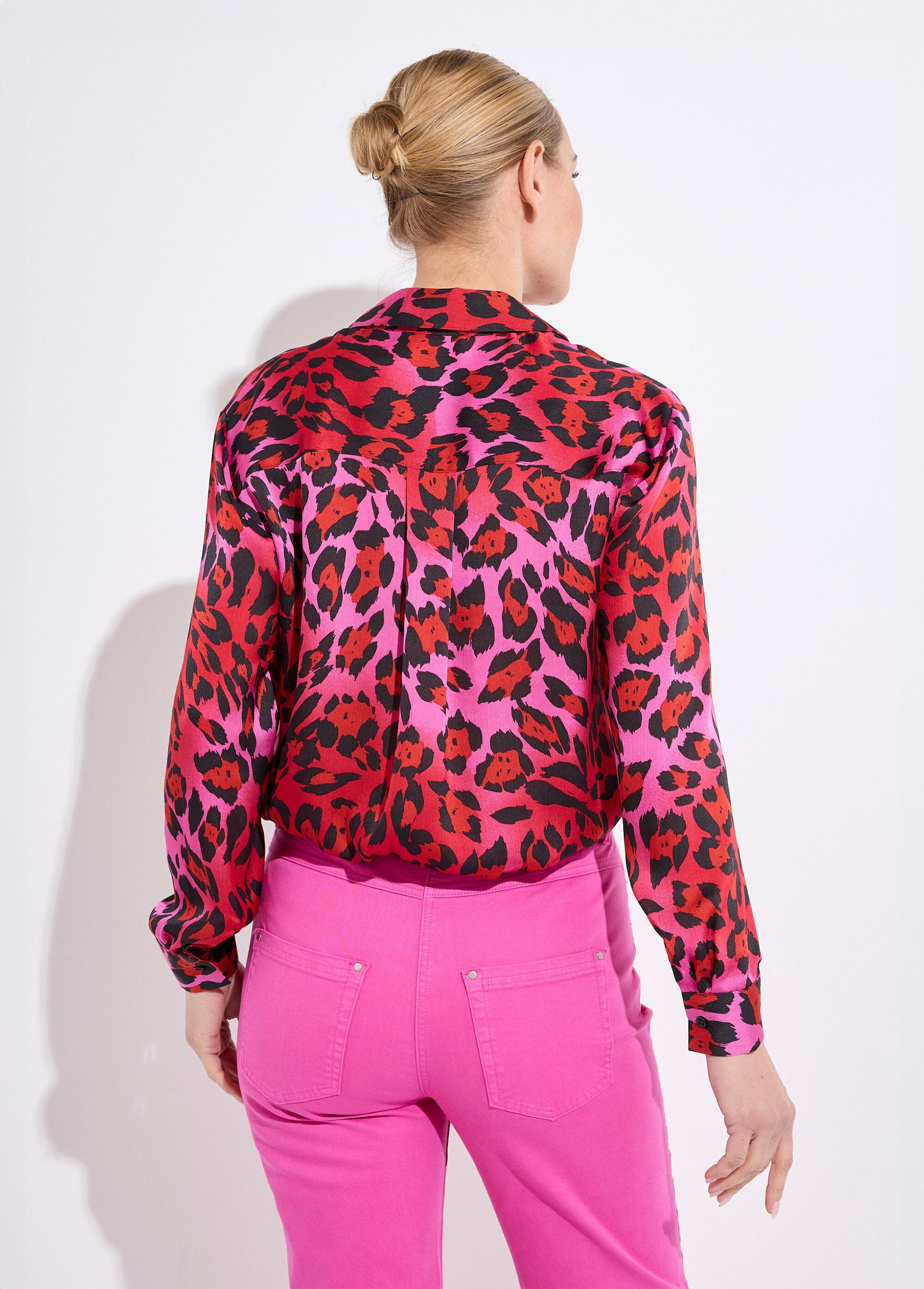 Blusa_de_satén_de_manga_larga_con_botones_Estampado_fucsia_DO1_slim