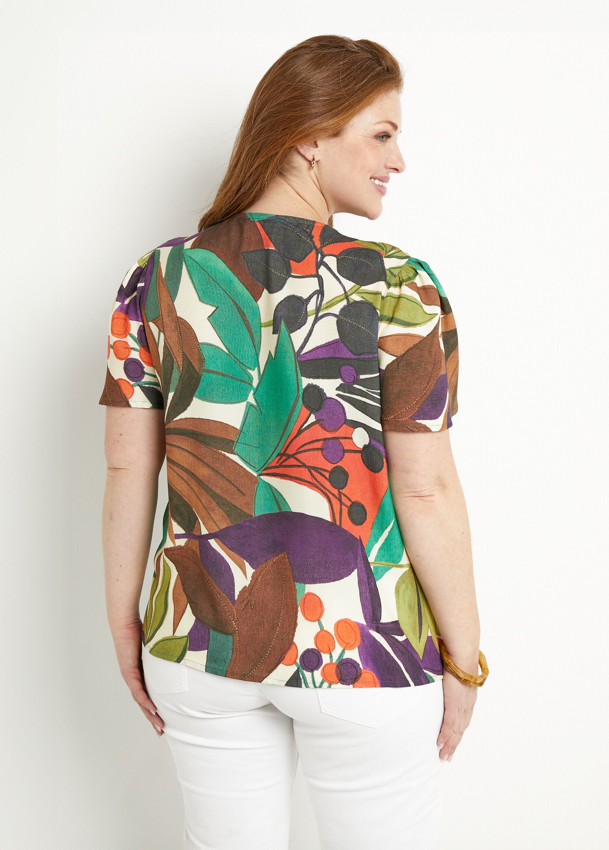 Blusa_de_manga_corta_con_cuello_en_V_y_estampado_de_plantas_Multicolor_DO1_curvy