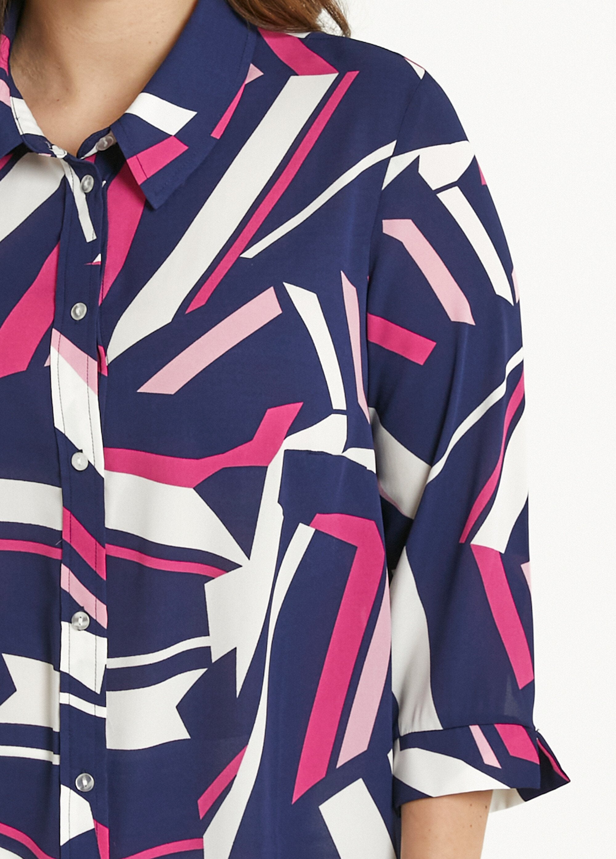Blusa_recta_gráfica_con_mangas_3/4_Azul_marino_y_fucsia_DE1_curvy