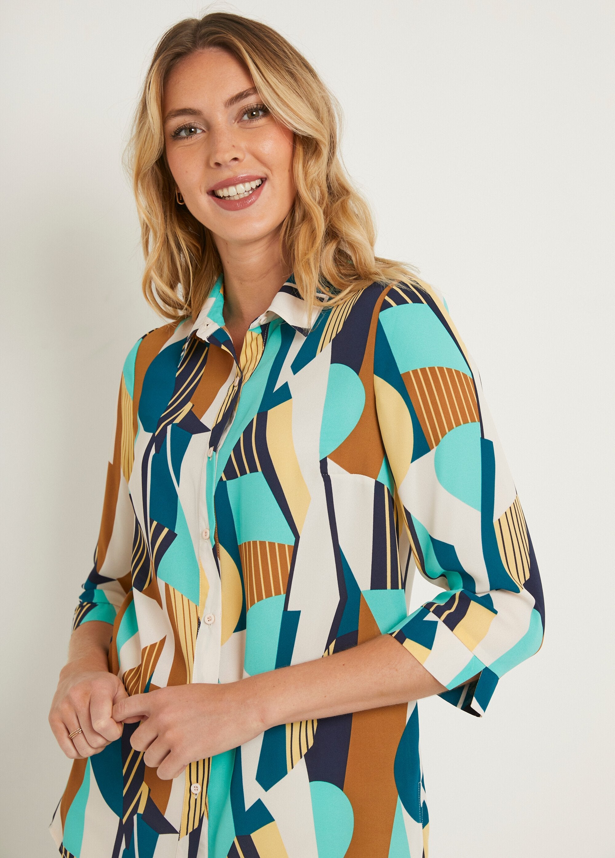 Blusa_larga_recta_con_estampado_gráfico_Crudo_y_verde_DE1_slim