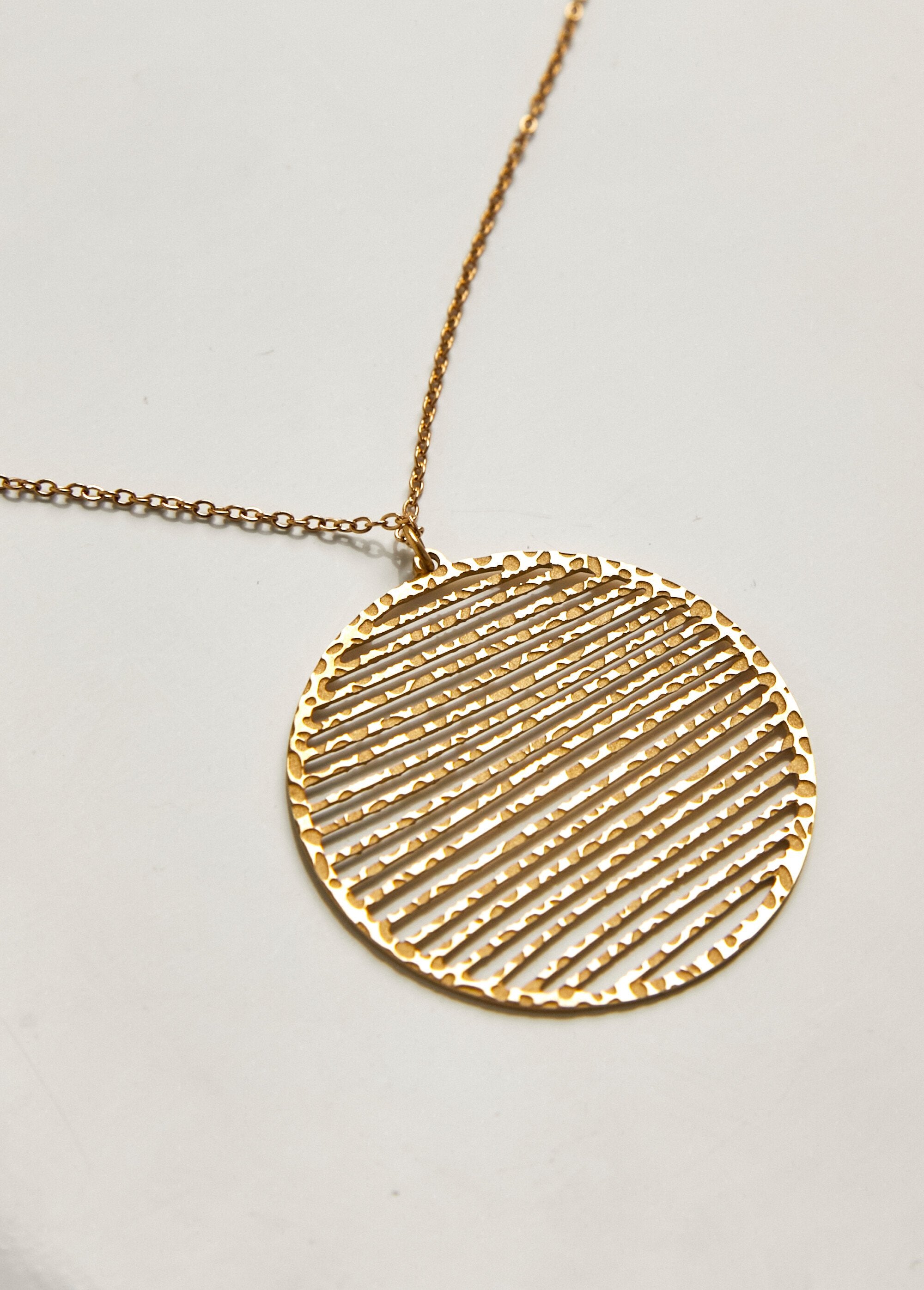 Collar_colgante_estriado_de_acero_martillado_Dorado_DE2_slim