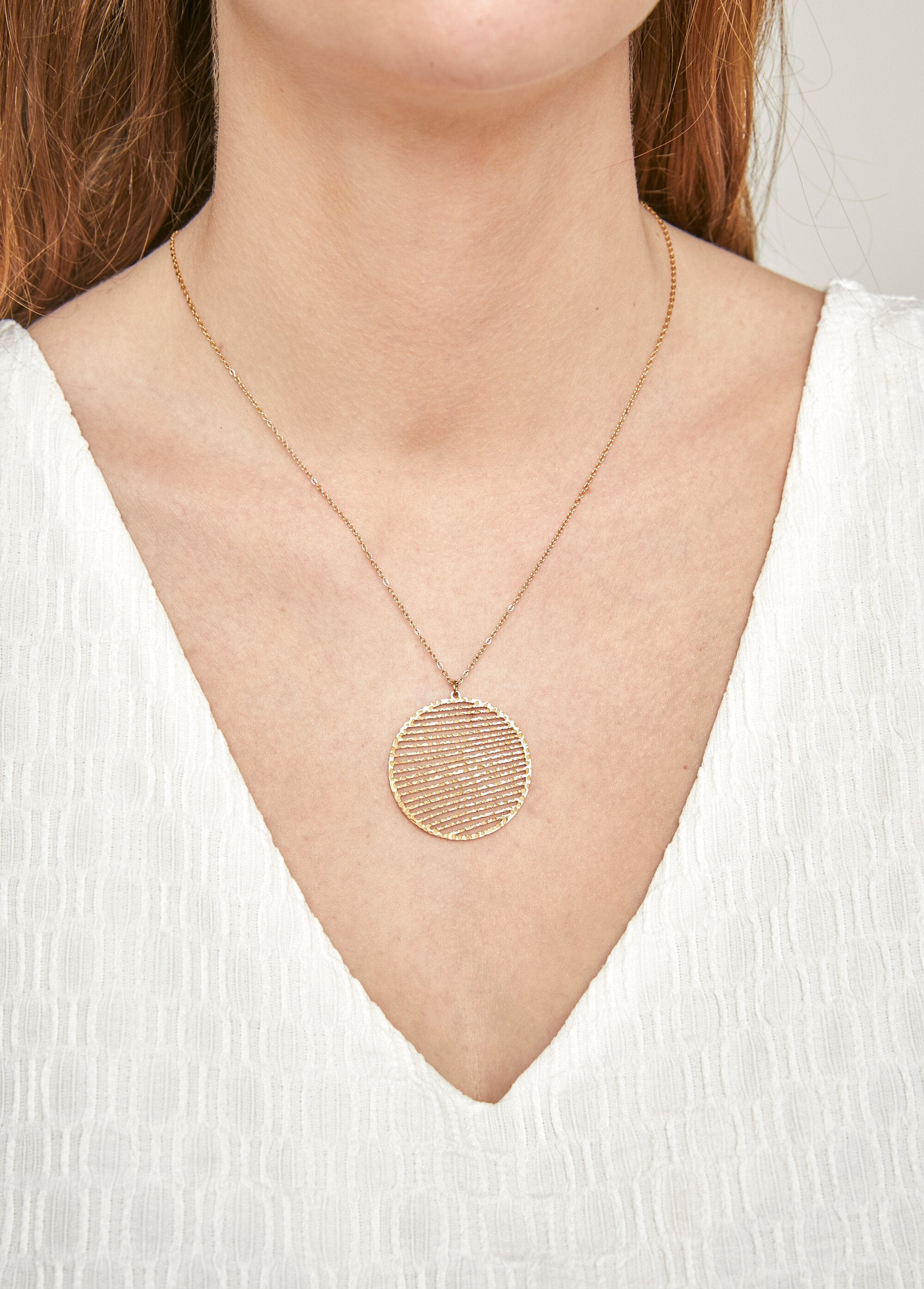 Collar_colgante_estriado_de_acero_martillado_Dorado_FA1_slim