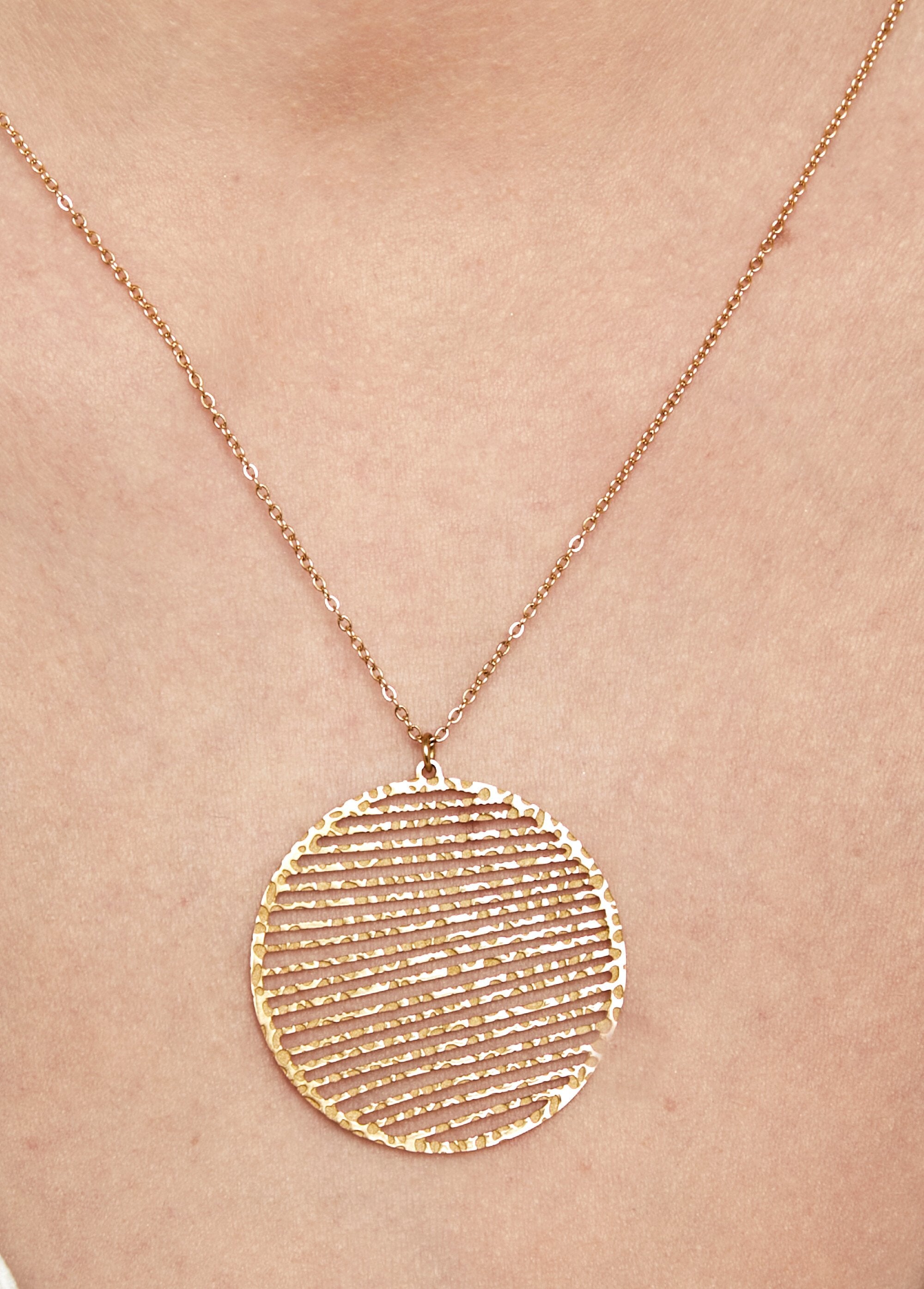 Collar_colgante_estriado_de_acero_martillado_Dorado_FA2_slim