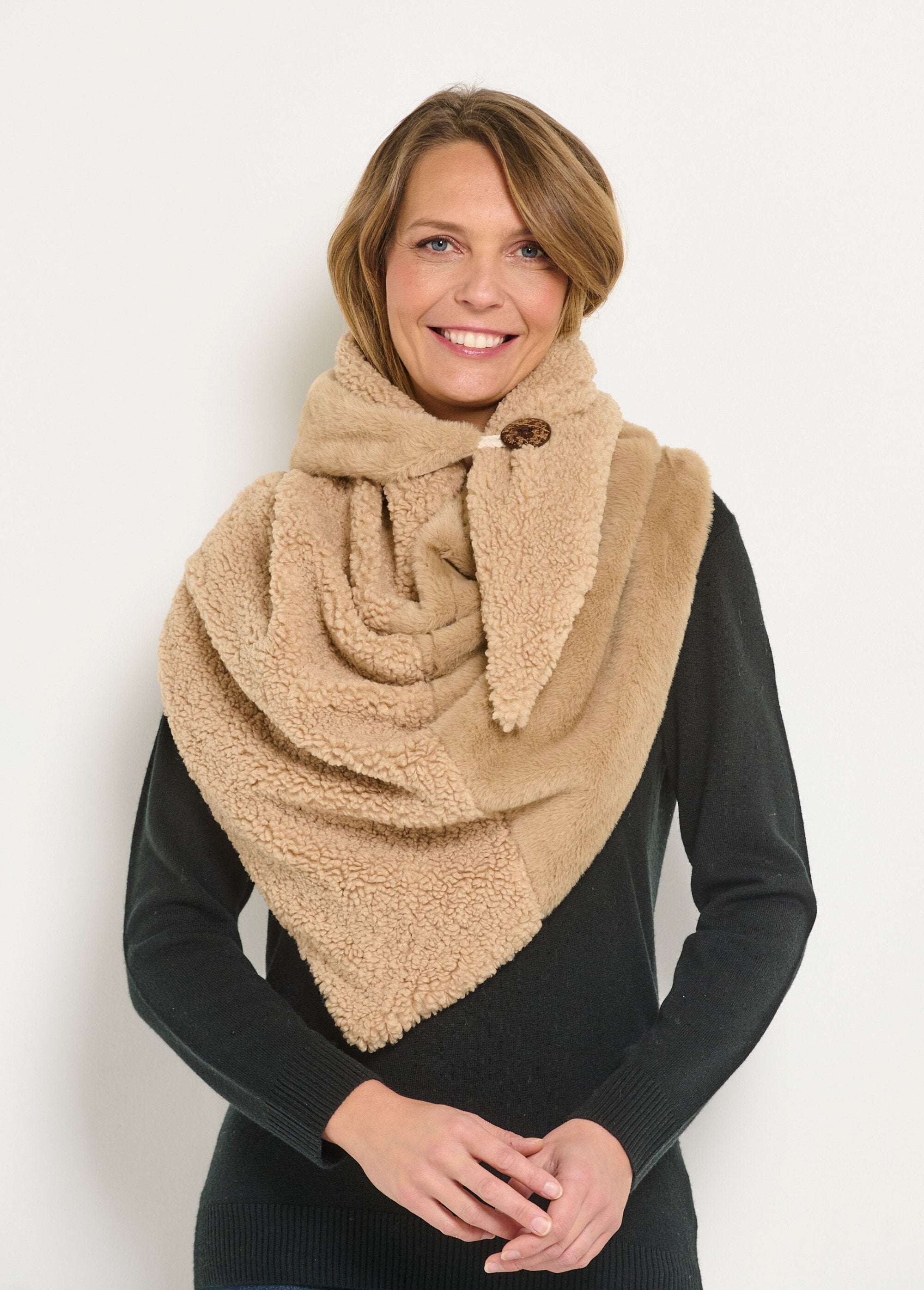 Cálida_funda_de_piel_para_hombros_de_dos_materiales_Beige_FA1_slim