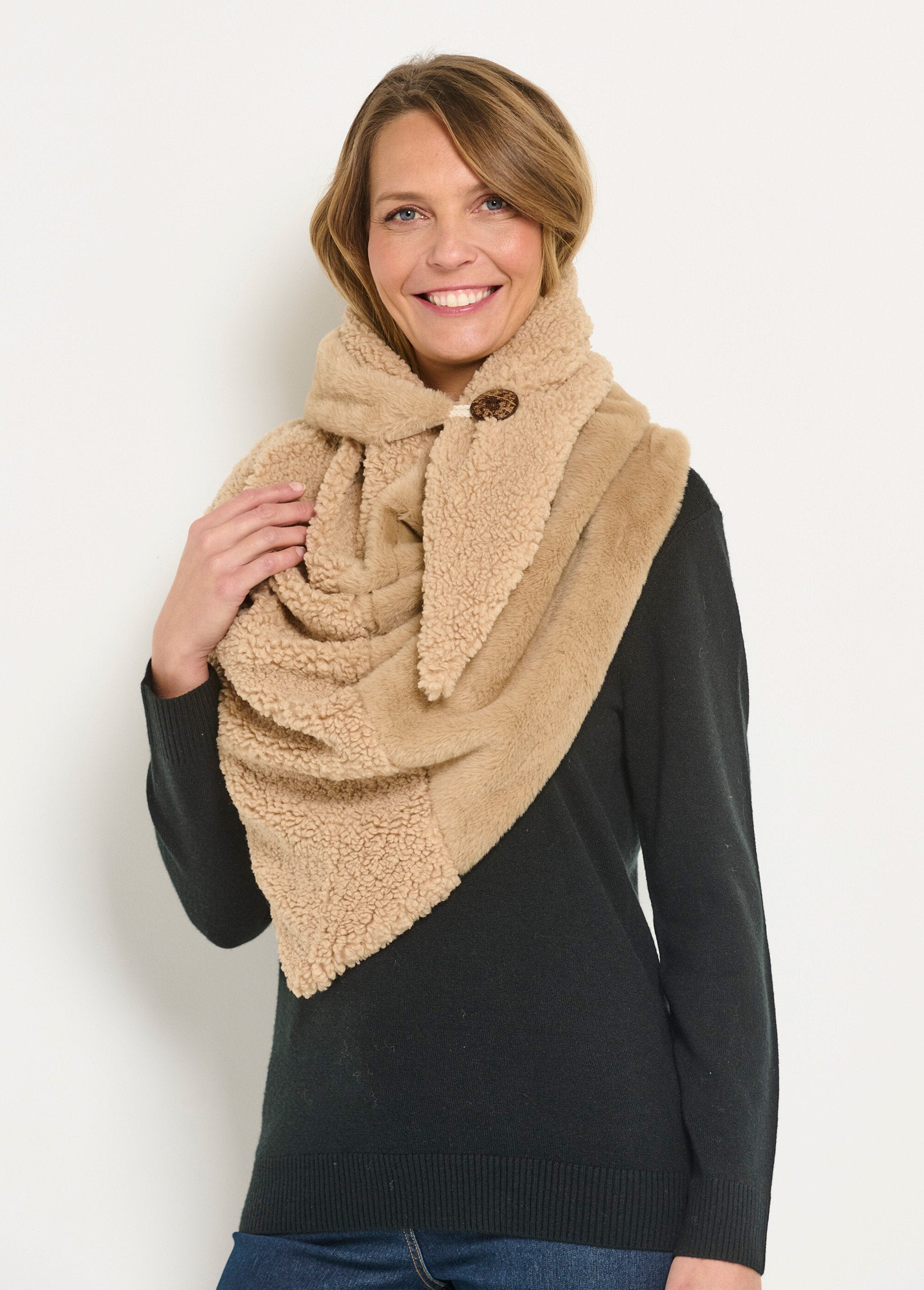 Cálida_funda_de_piel_para_hombros_de_dos_materiales_Beige_GA1_slim