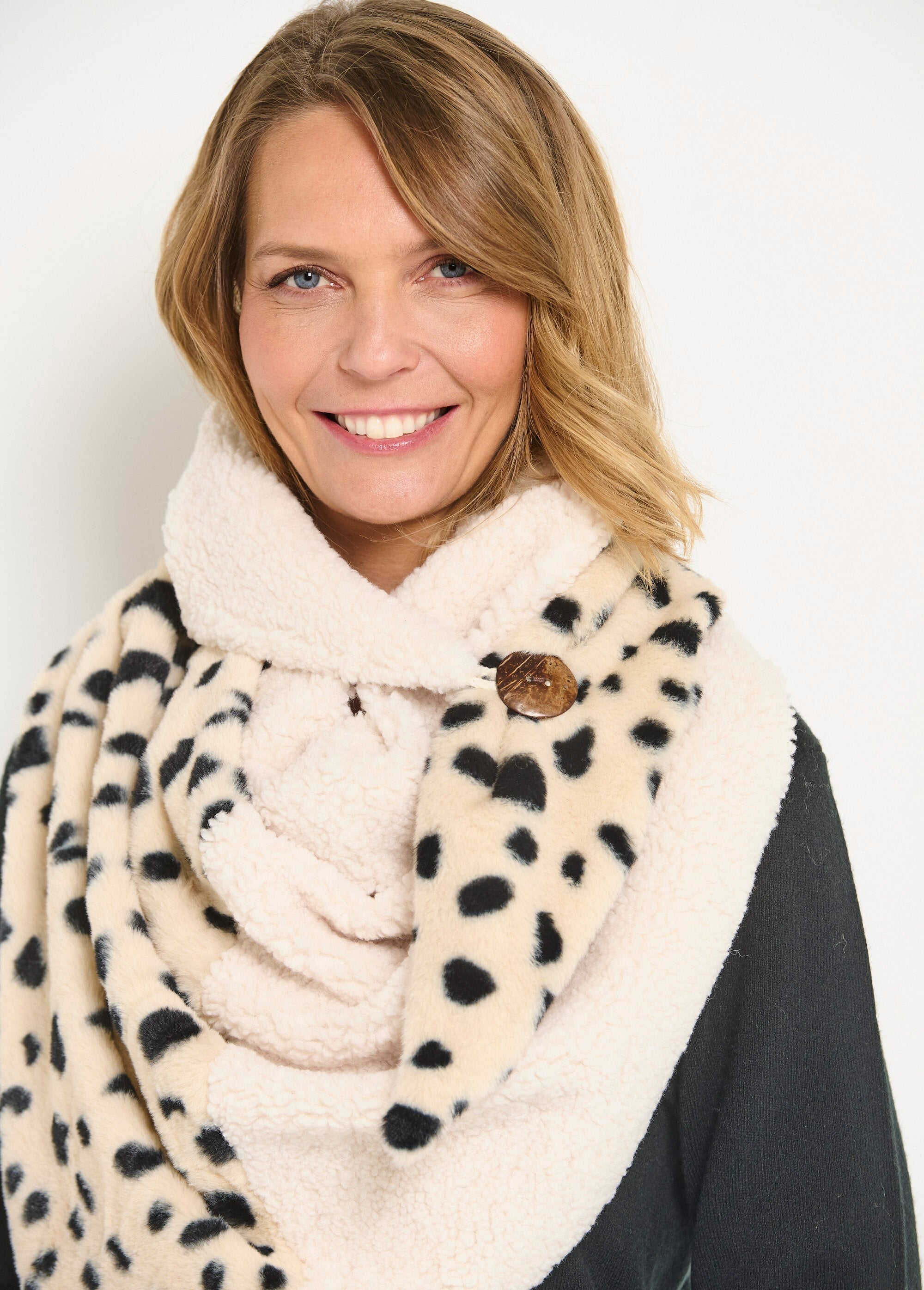 Cálida_funda_de_hombro_de_piel_con_estampado_animal_Crudo_y_negro_DE1_slim