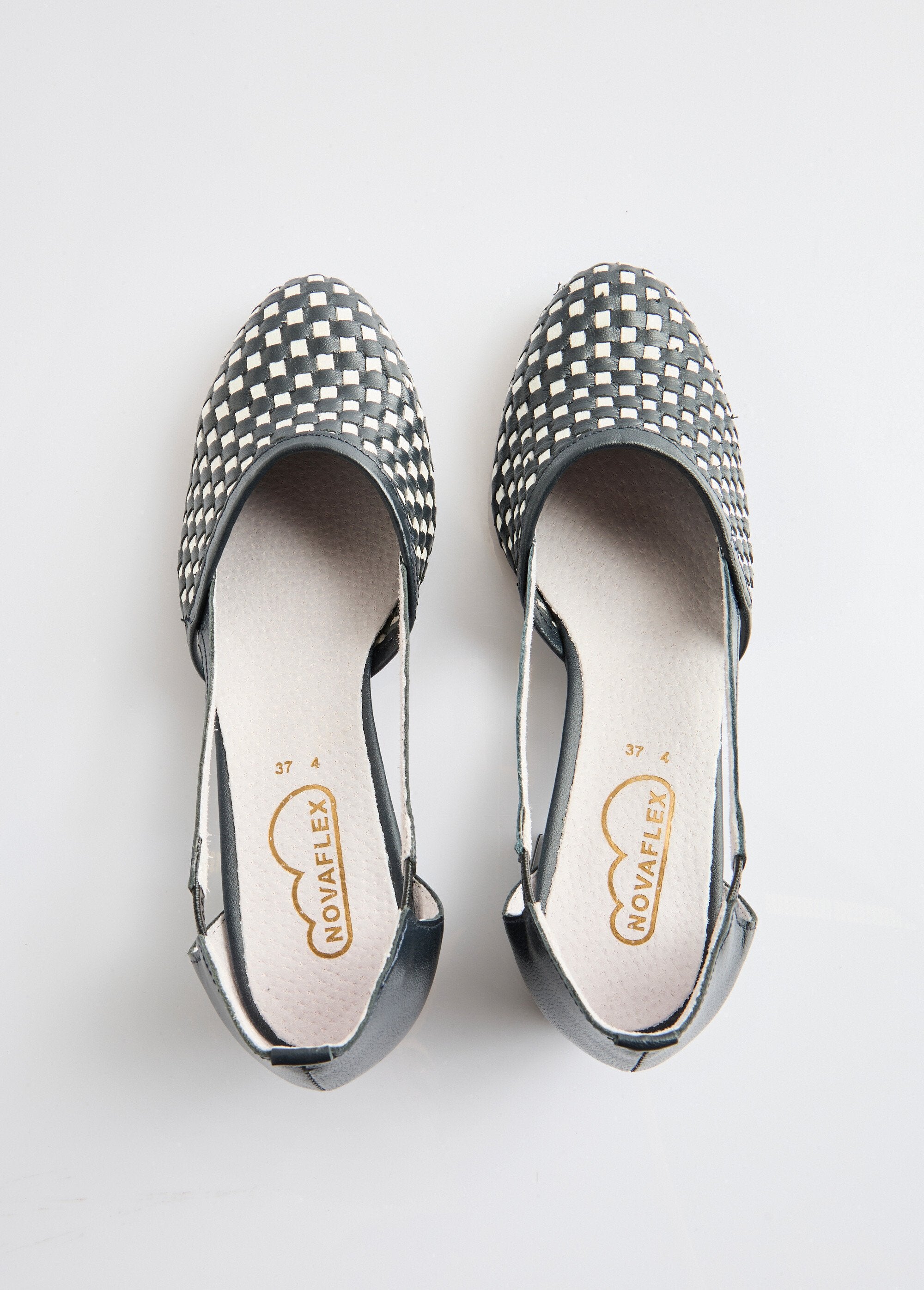 Zapatos_de_tacón_de_piel_azul_marino_y_blanco_OV1_slim