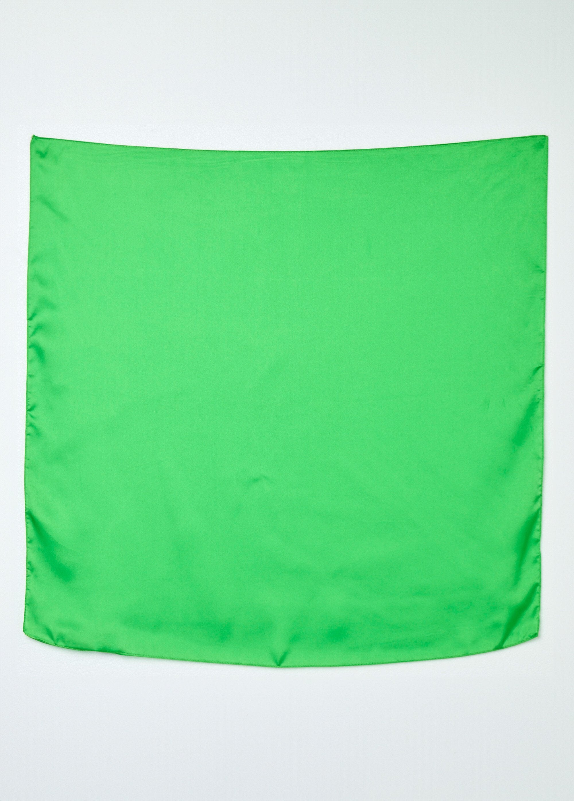 Pañuelo_cuadrado_liso_con_aspecto_satinado_verde_brillante_DE1_slim
