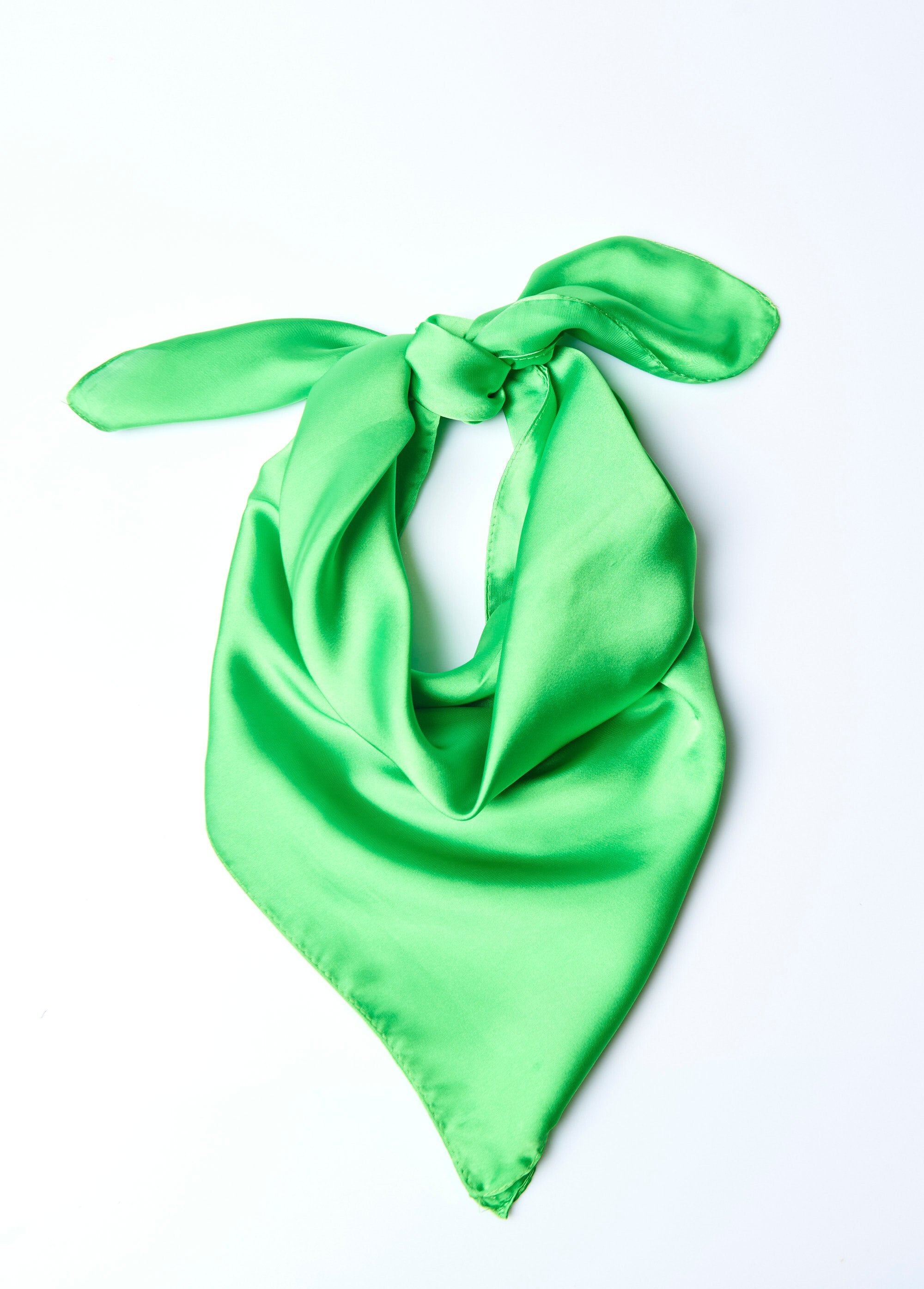Pañuelo_cuadrado_liso_con_aspecto_satinado_verde_brillante_FA1_slim