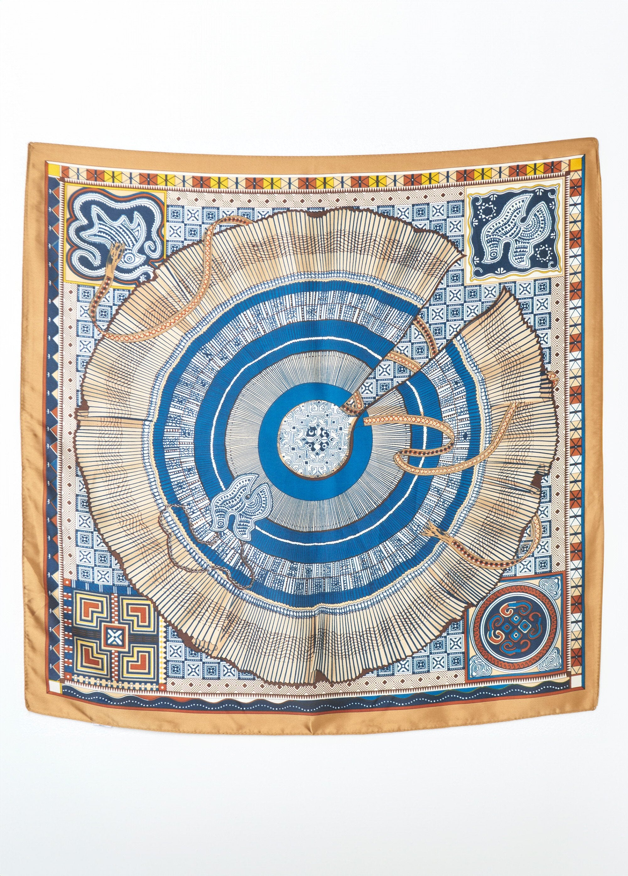 Pañuelo_de_satén_con_elegante_estampado_étnico_Camello_y_azul_DE1_slim