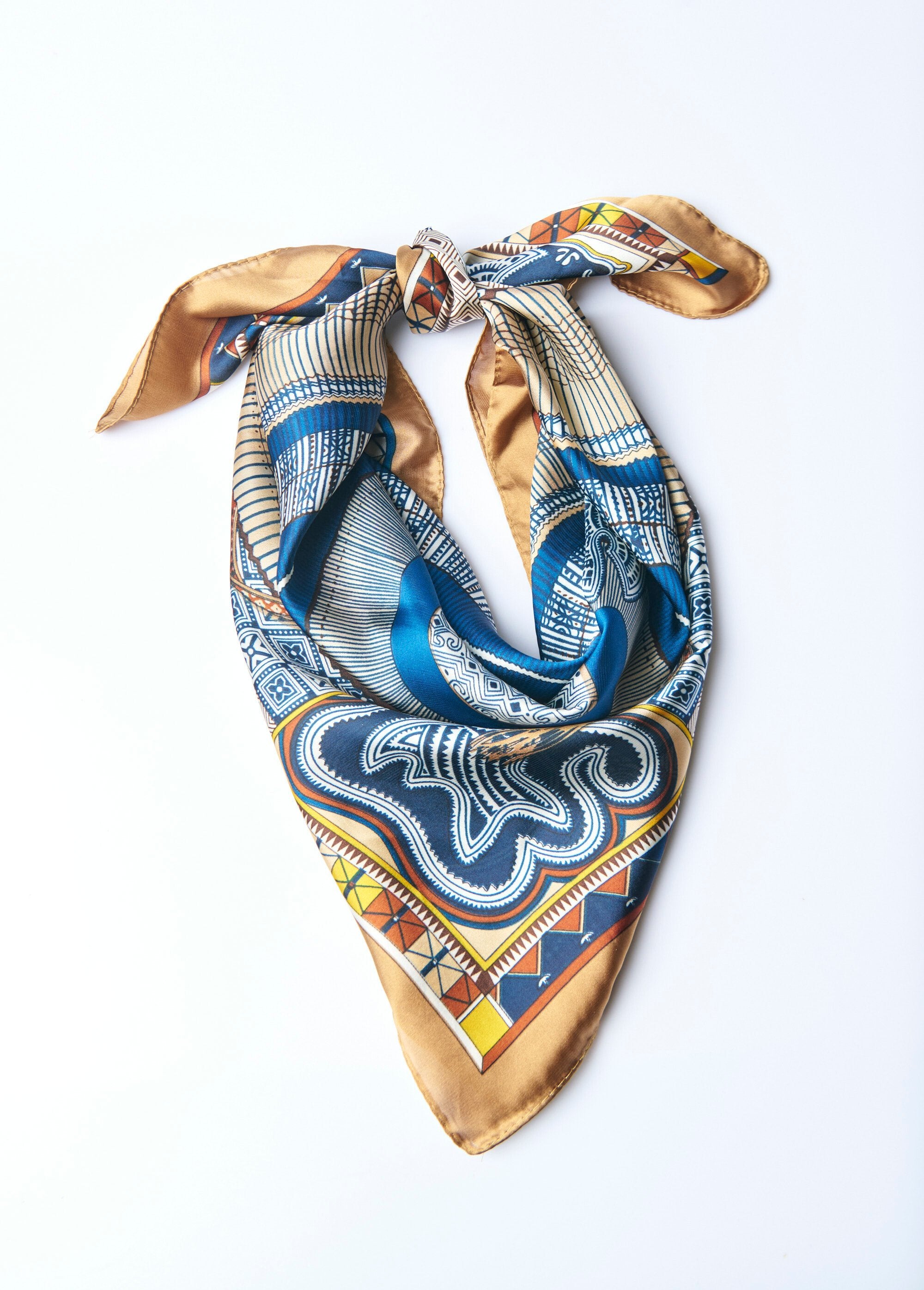 Pañuelo_de_satén_con_elegante_estampado_étnico_Camello_y_azul_FA1_slim