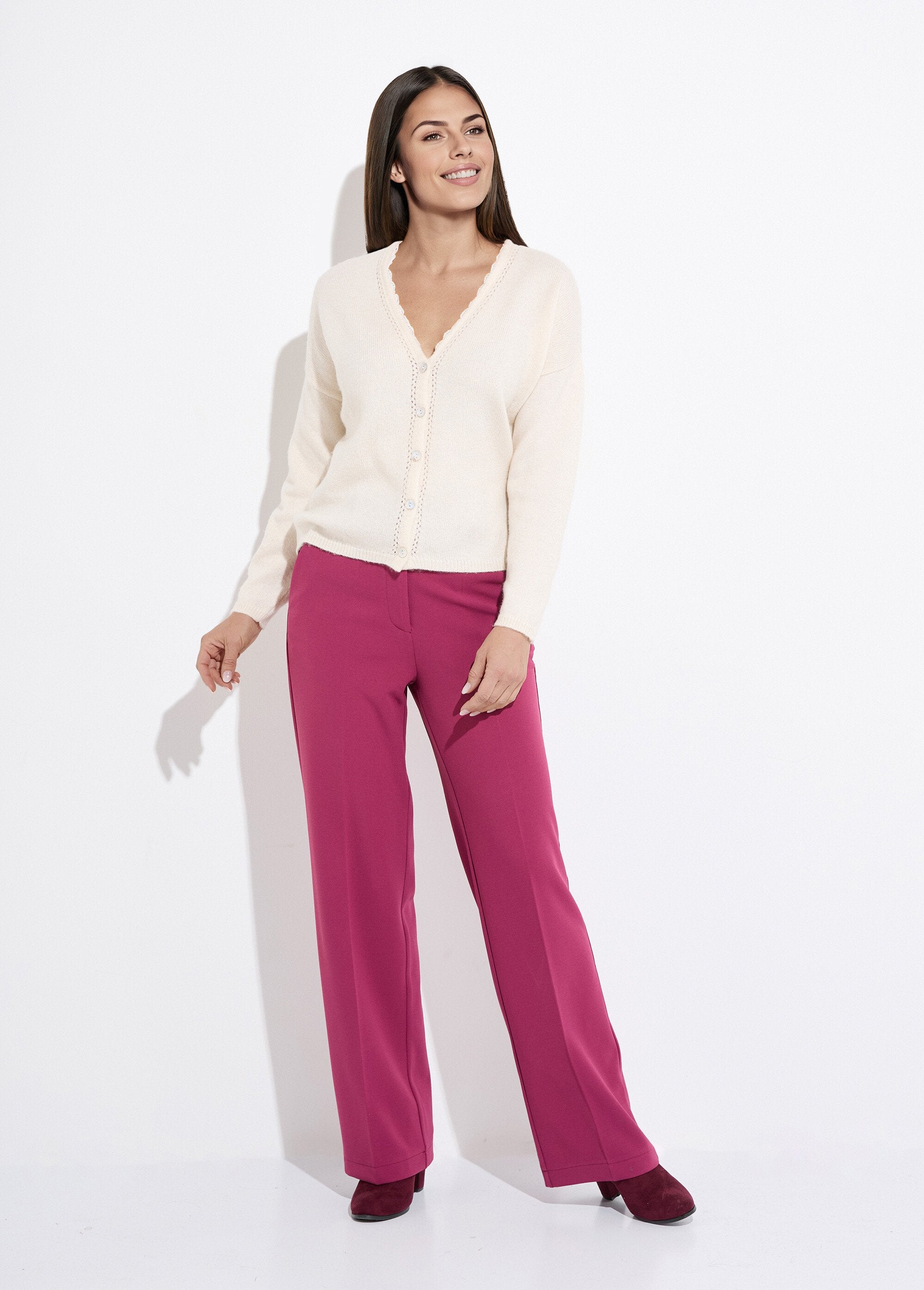 Chaleco_de_jersey_con_cuello_en_V,_abotonado,_calado_y_macramé_Crudo_SF1_slim