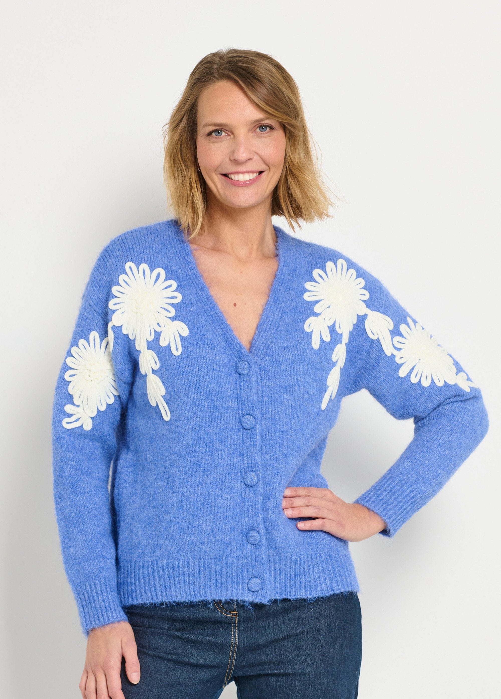Chaleco_cálido_de_cuello_en_V_con_aplicaciones_florales_azul_brillante_FA1_slim