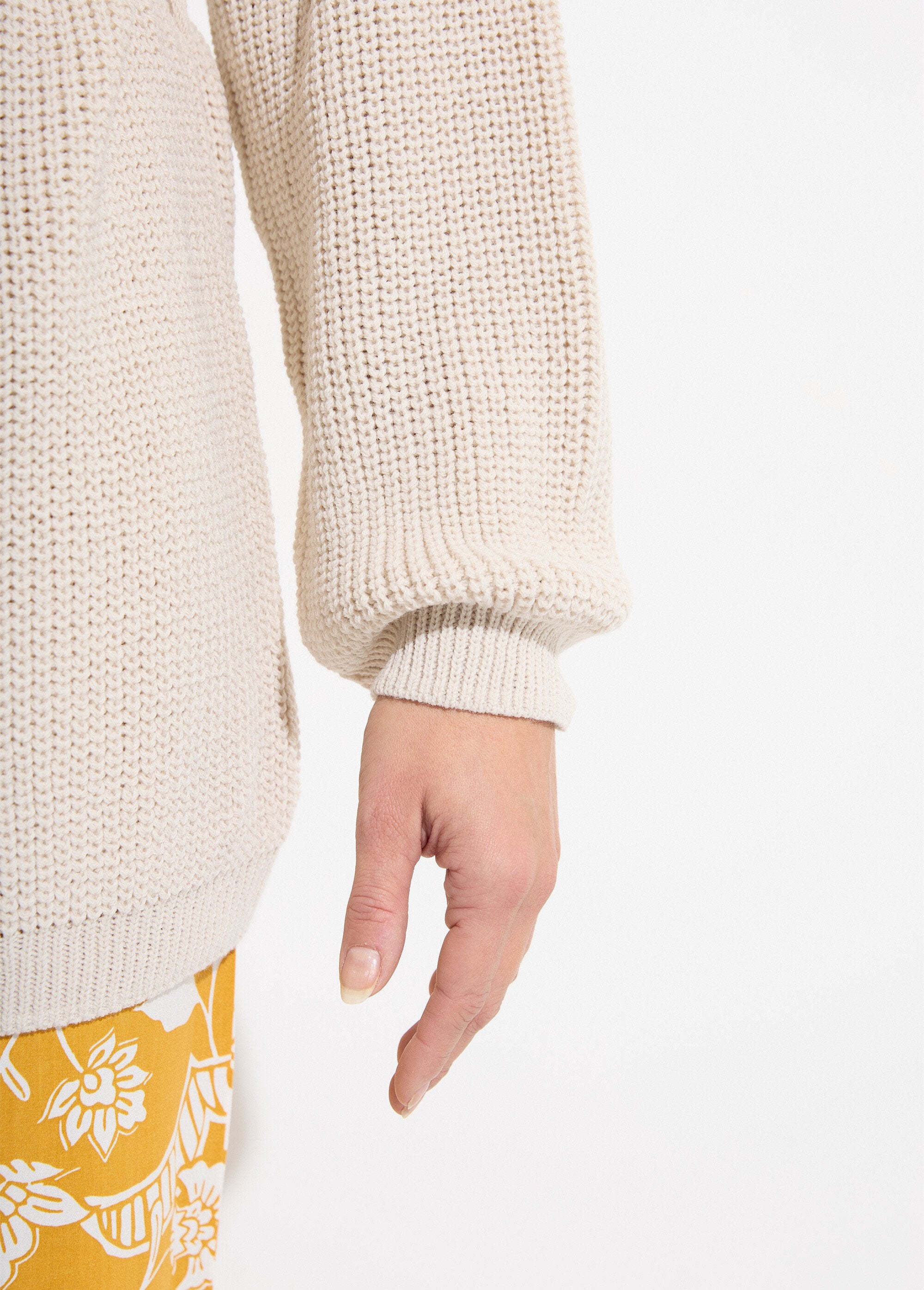 Cárdigan_largo,_liso_y_de_punto_con_cuentas_de_borde_a_borde_Cadena_DE3_slim