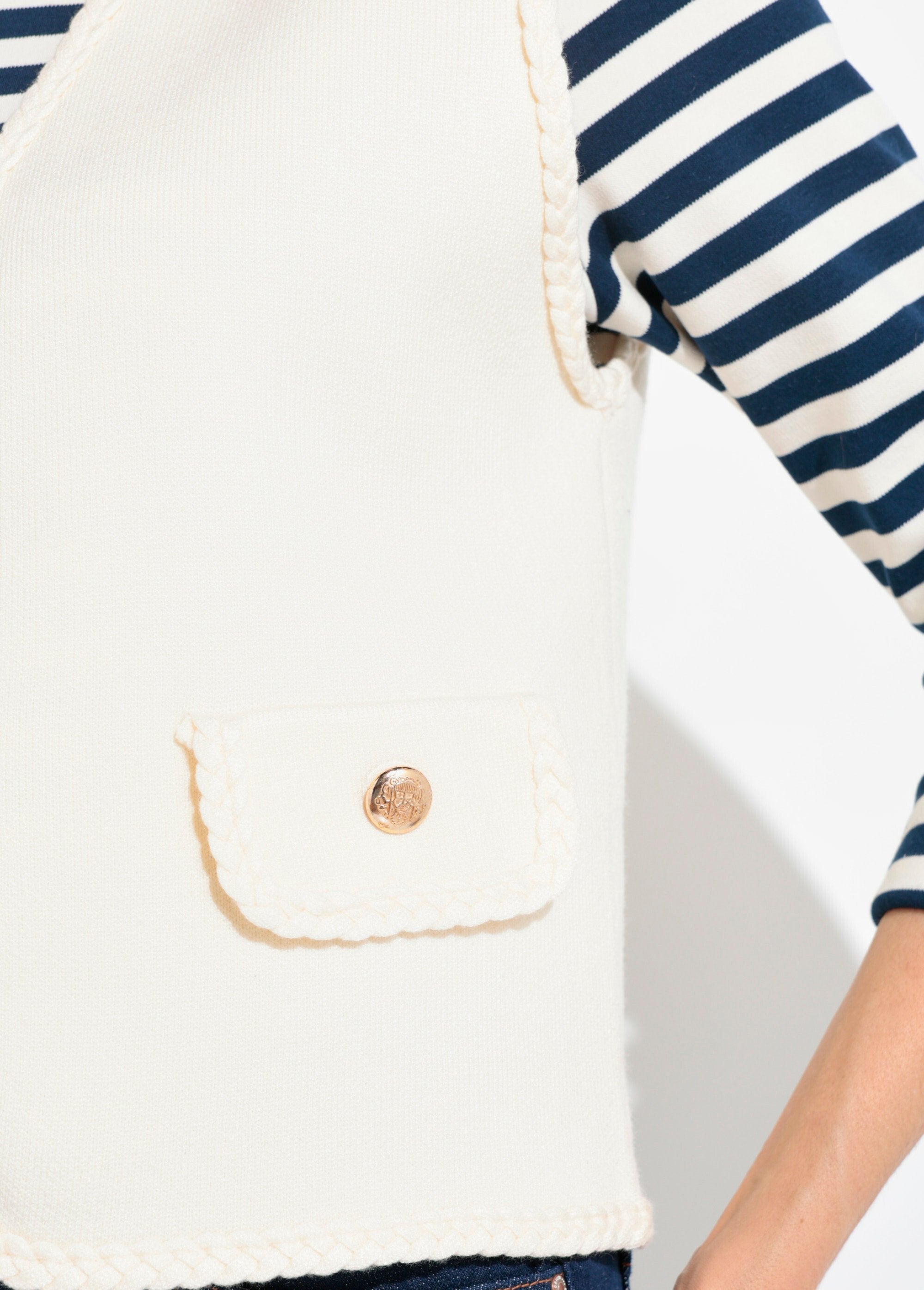 Chaleco_grueso_sin_mangas_con_detalles_trenzados._Beige_DE2_slim