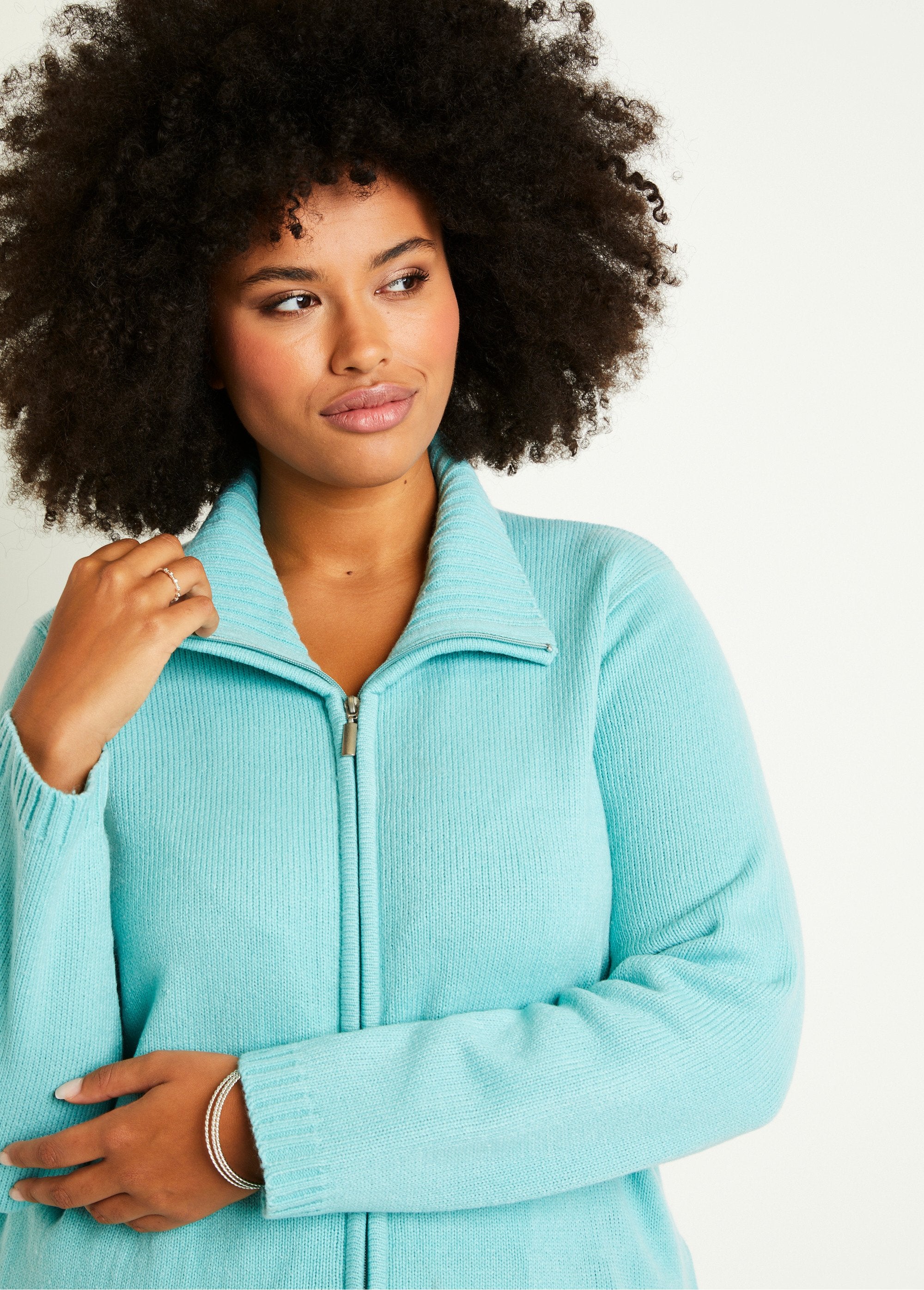 Cárdigan_largo_liso_con_cremallera_y_cuello_alto_Agua_DE1_curvy