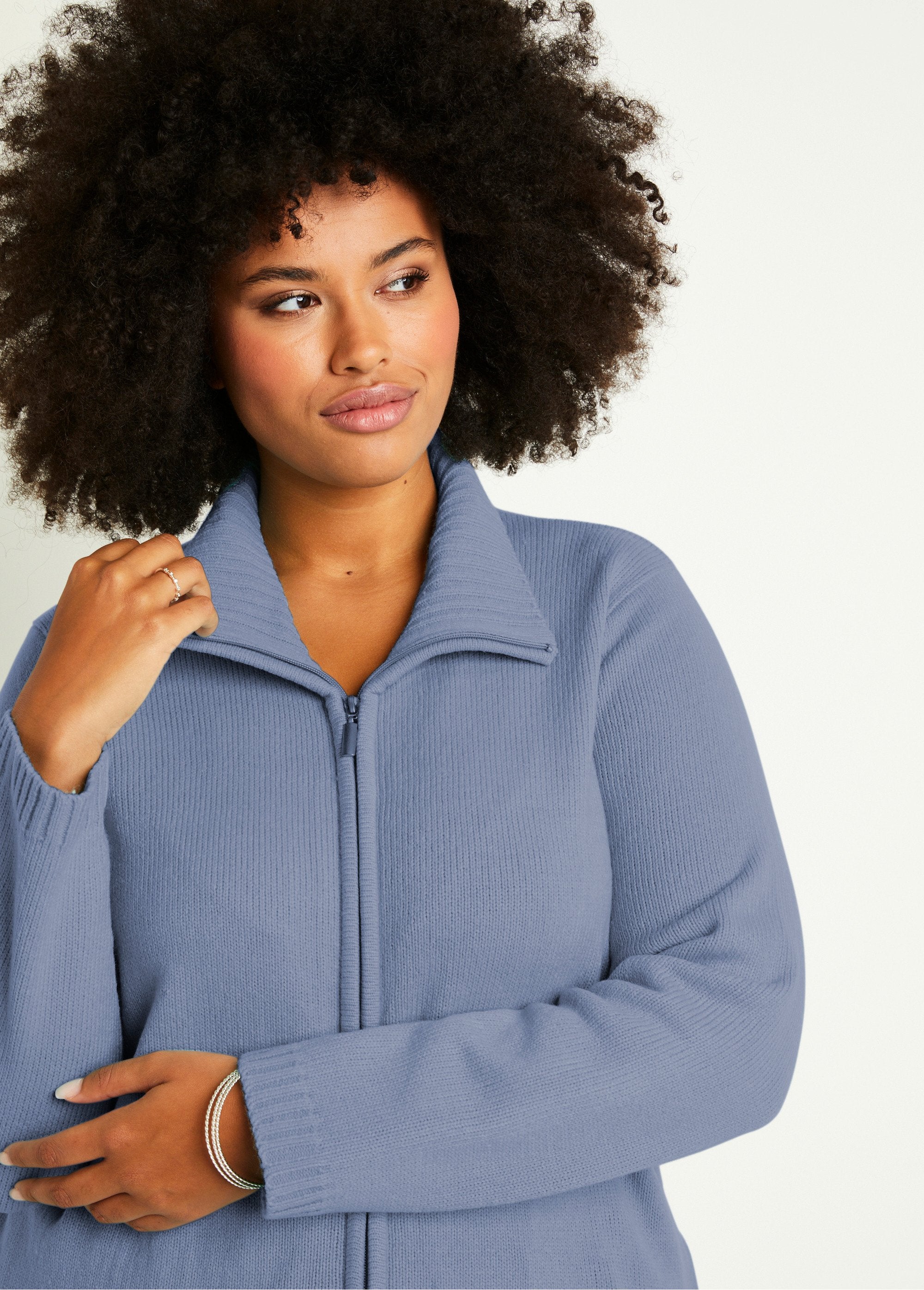 Cárdigan_largo_liso_con_cremallera_y_cuello_alto_Cielo_DE1_curvy