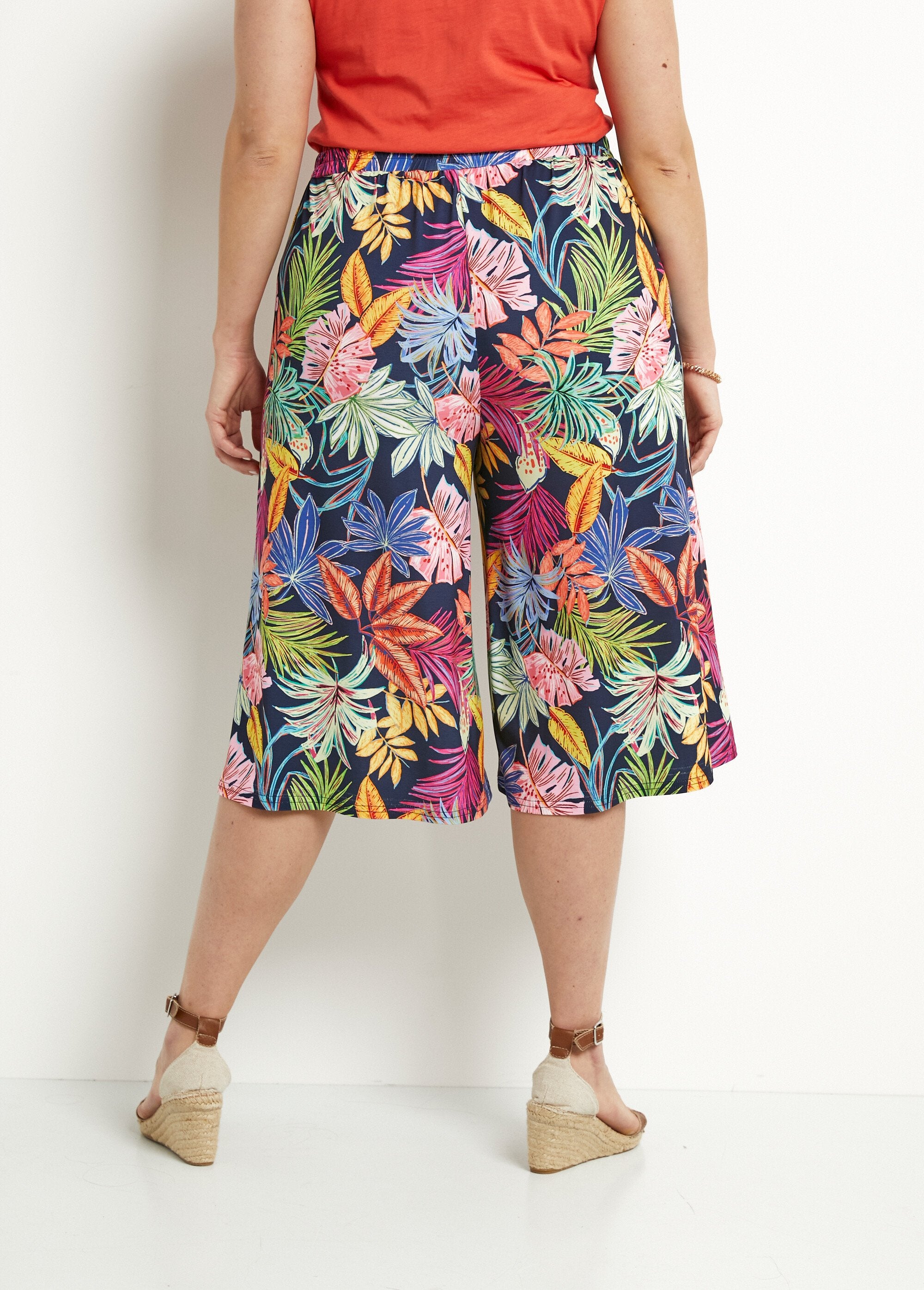 Culotte_con_cintura_elástica_y_estampado_de_hojas_Azul_marino_y_rosa_DO1_curvy
