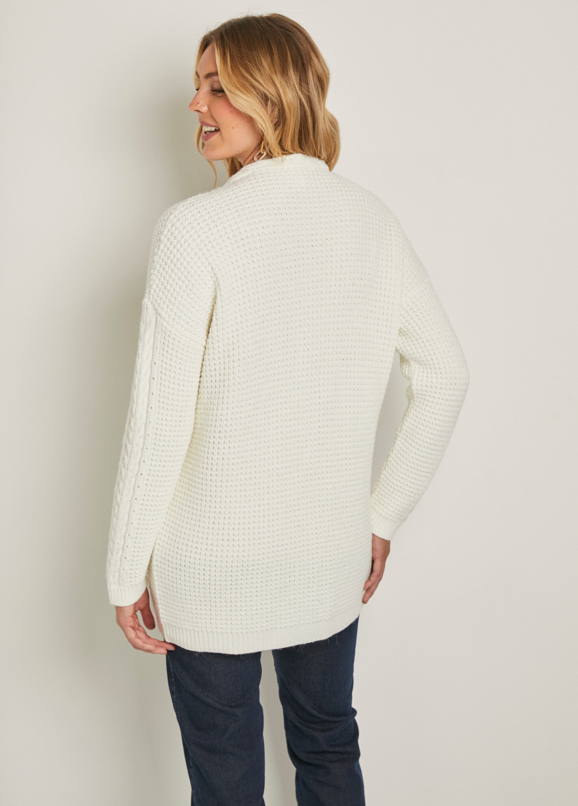 Cárdigan_largo_y_cálido_con_cuello_en_V_y_botones_automáticos_Crudo_DO1_slim