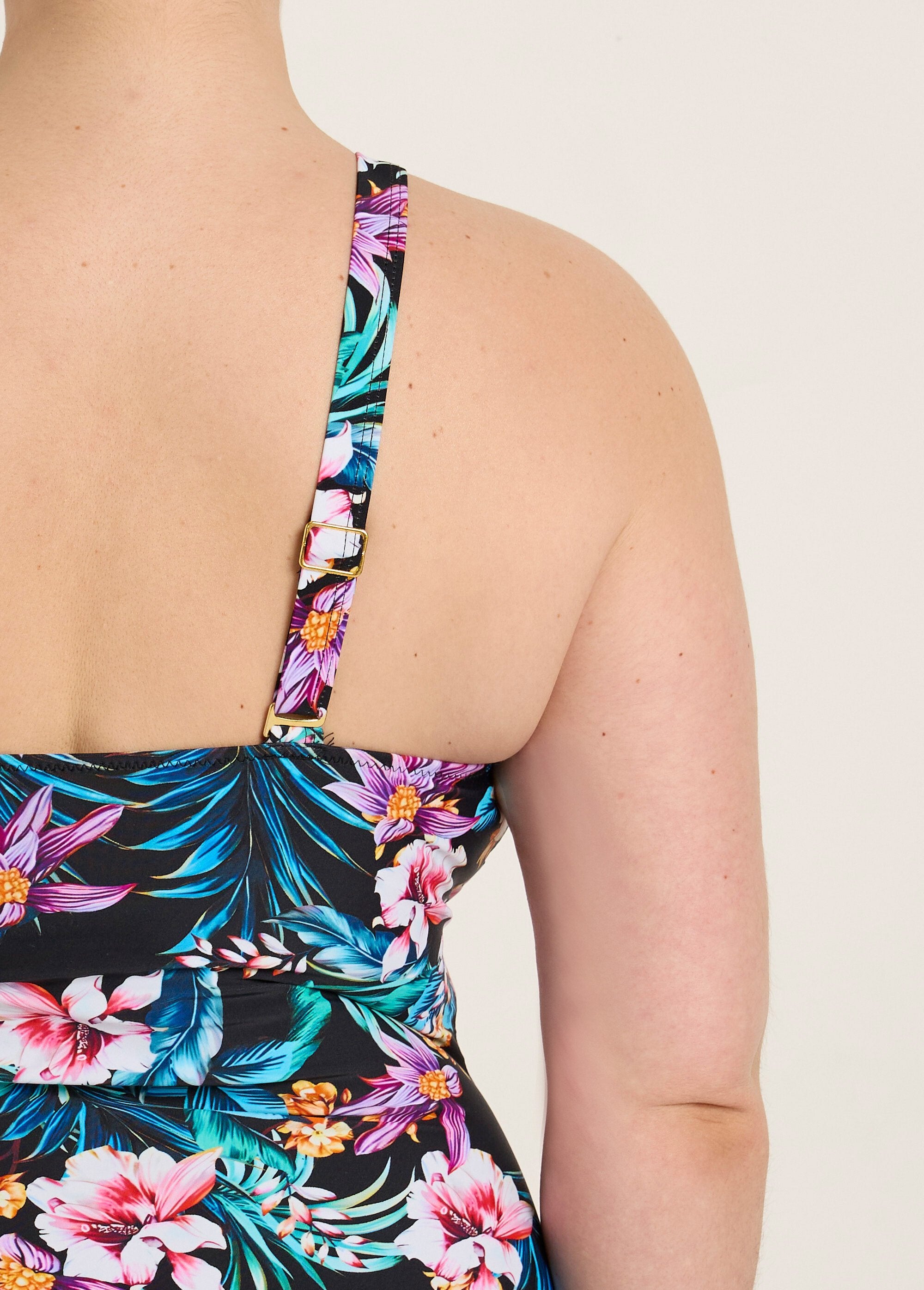 Traje_de_baño_exótico_de_una_pieza_drapeado_Estampados_negros_DE2_curvy