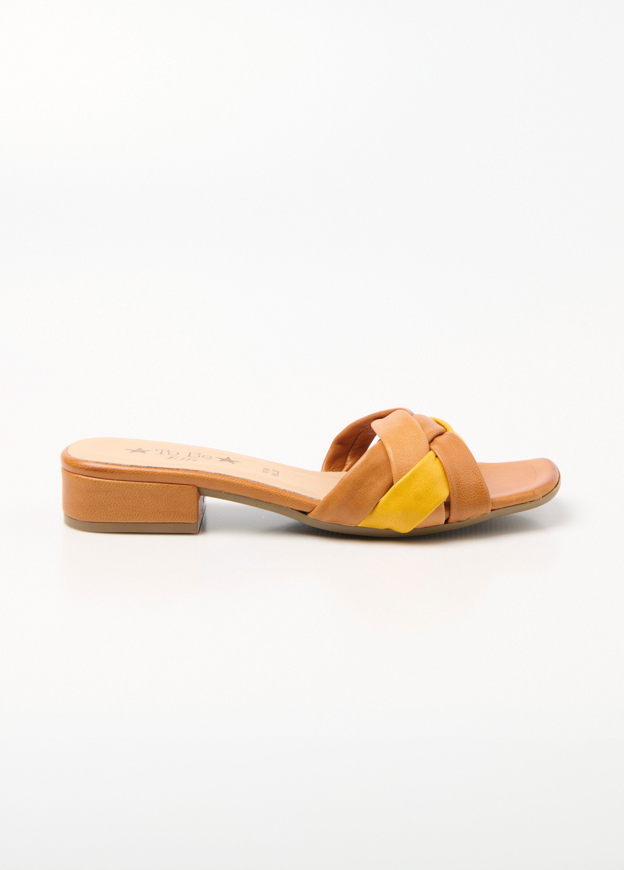 Mules_de_piel_con_elegantes_tiras_entrelazadas_Amarillo_y_beige_y_marrón_DR1_slim