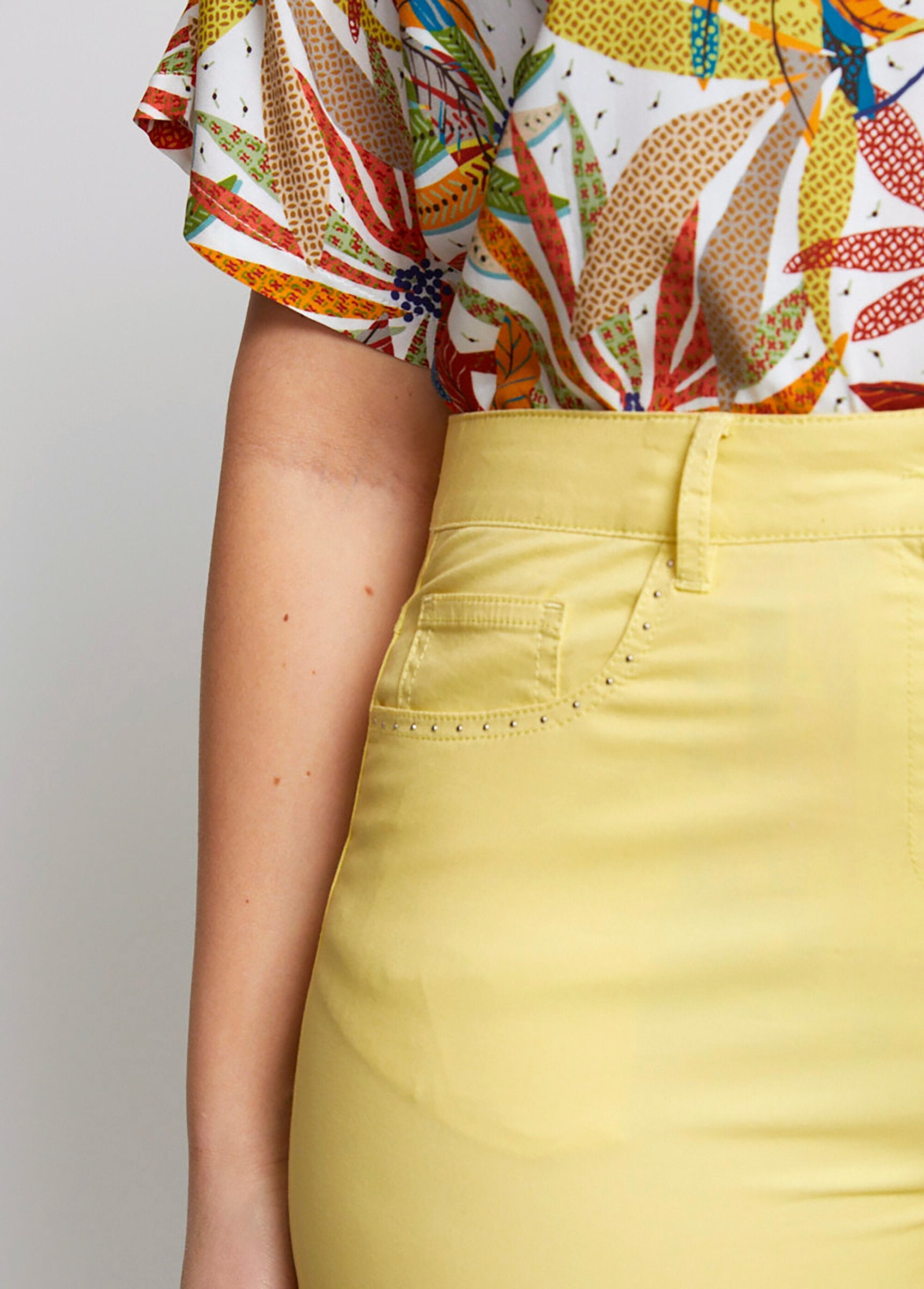 Pantalón_cropped_con_cinturón_elástico_y_5_bolsillos_AMARILLO_DE1_curvy