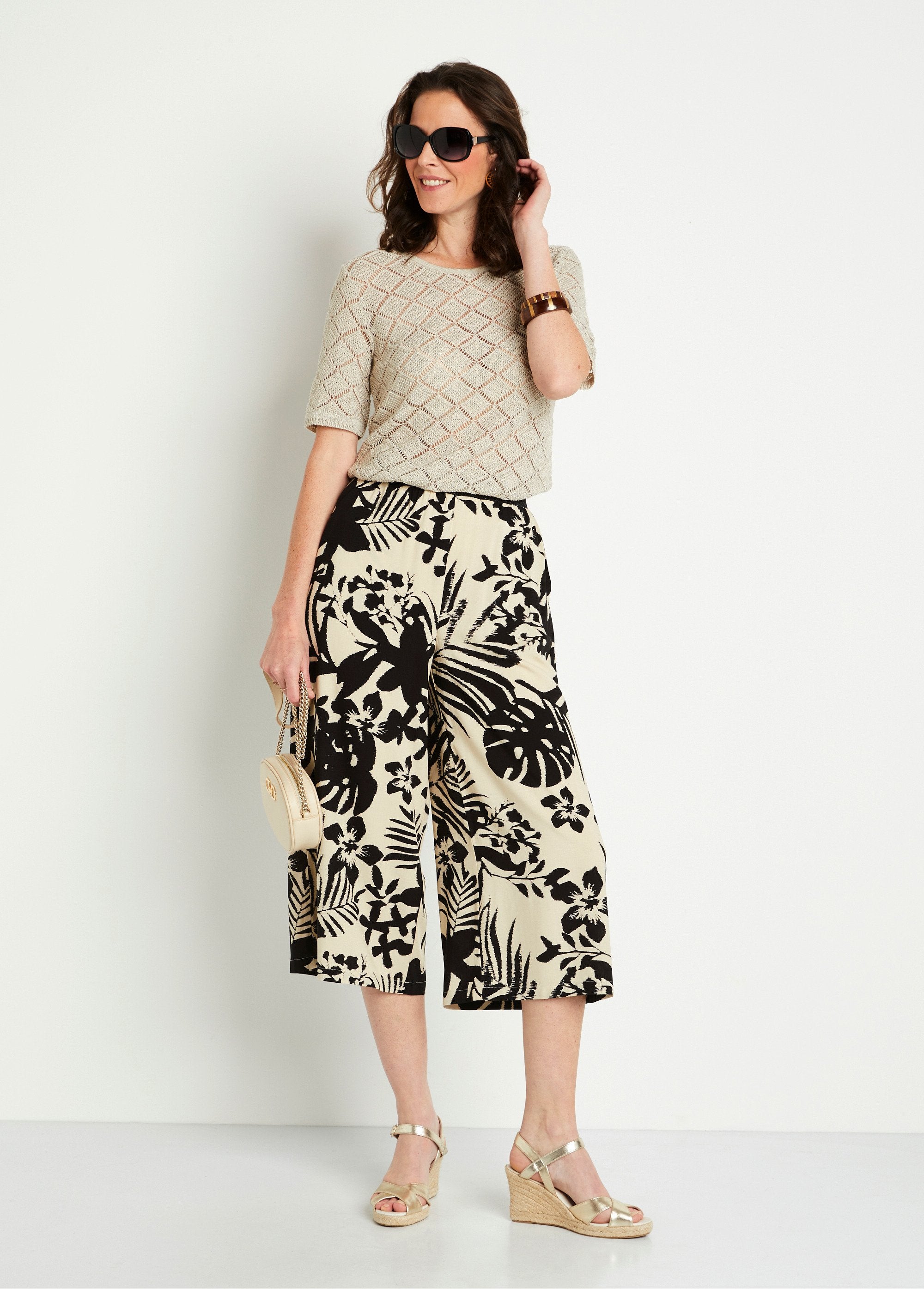 Pantalón_cropped_ancho_y_fluido_con_cinturilla_elástica_Negro_y_beige_SF1_slim