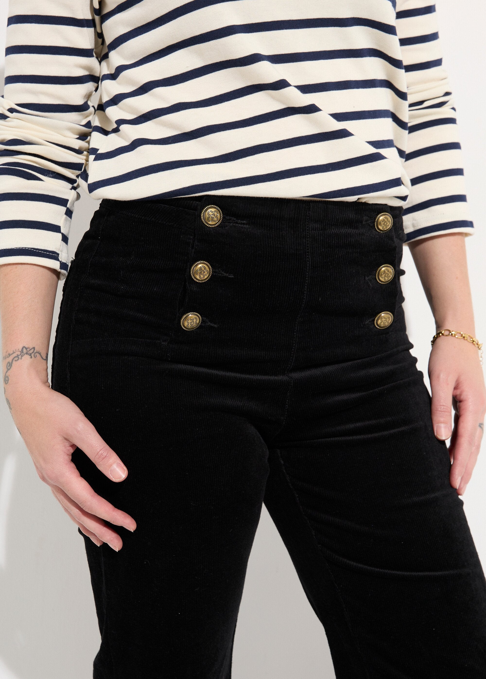 Pantalón_puente_de_terciopelo_con_corte_acampanado_Negro_DE1_slim