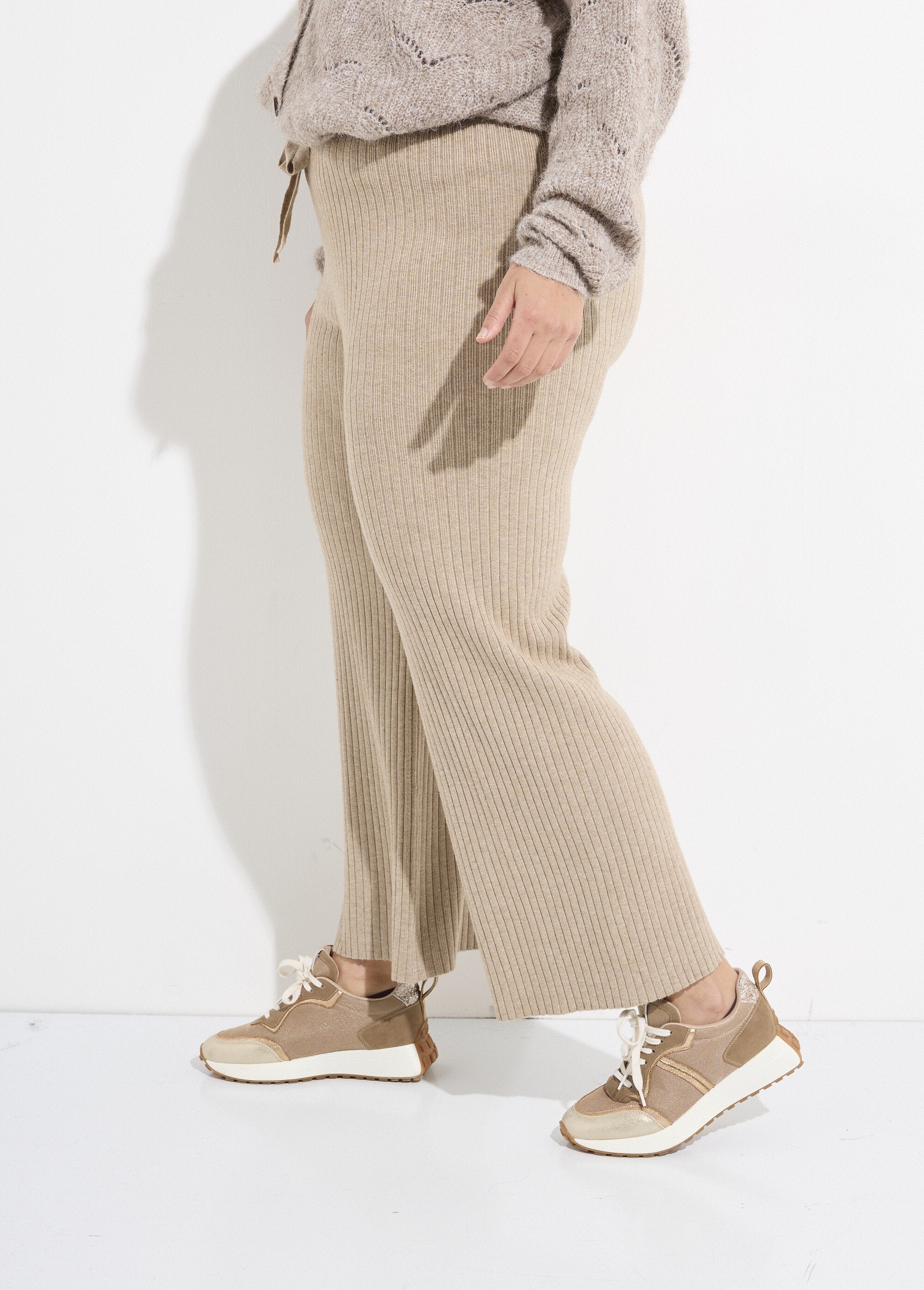 Pantalón_de_punto_cómodo,_corte_ancho._Beige_DR1_curvy