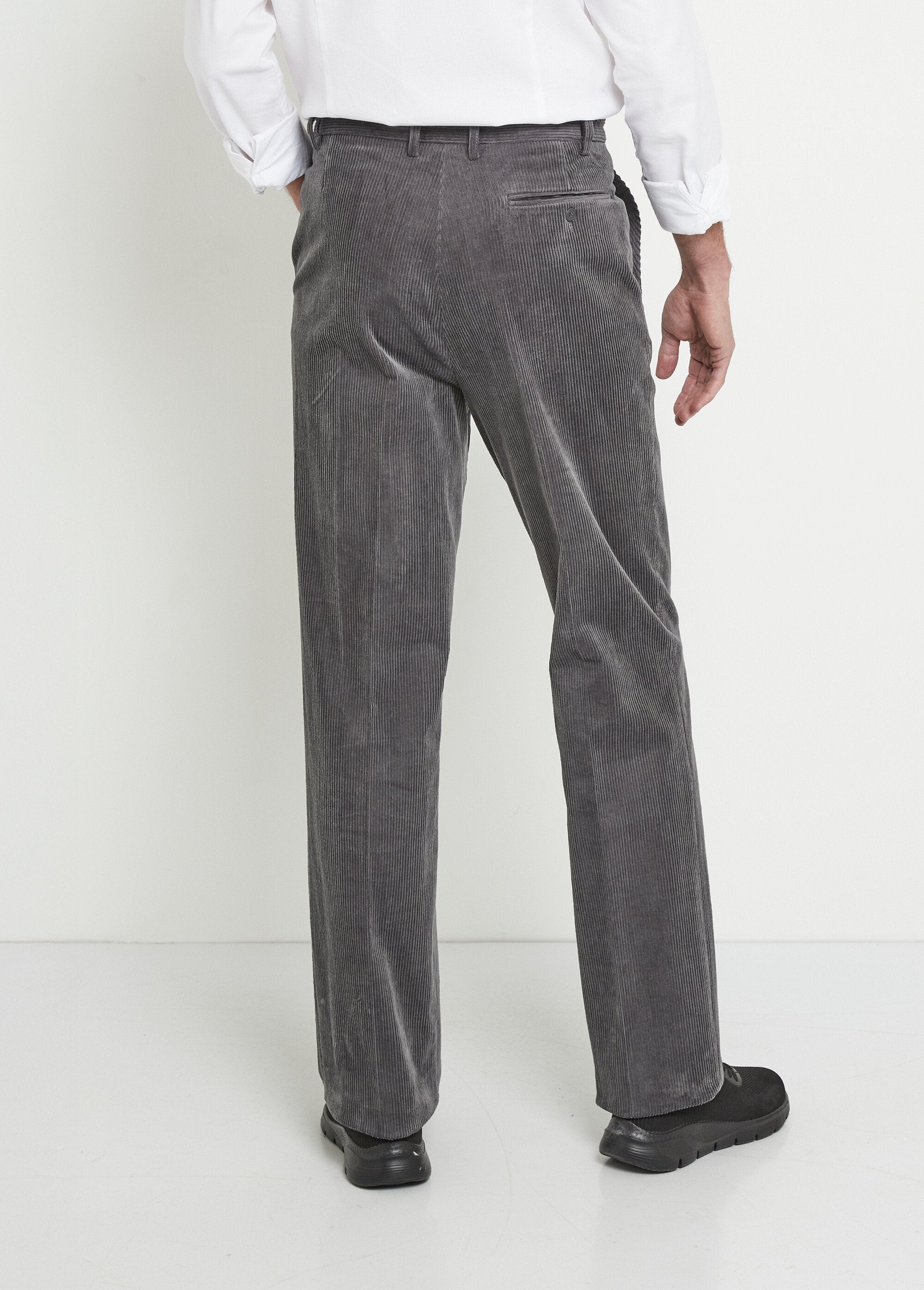 Pantalón_recto_con_cinturón_elástico_cómodo._Terciopelo_gris_DO1_slim
