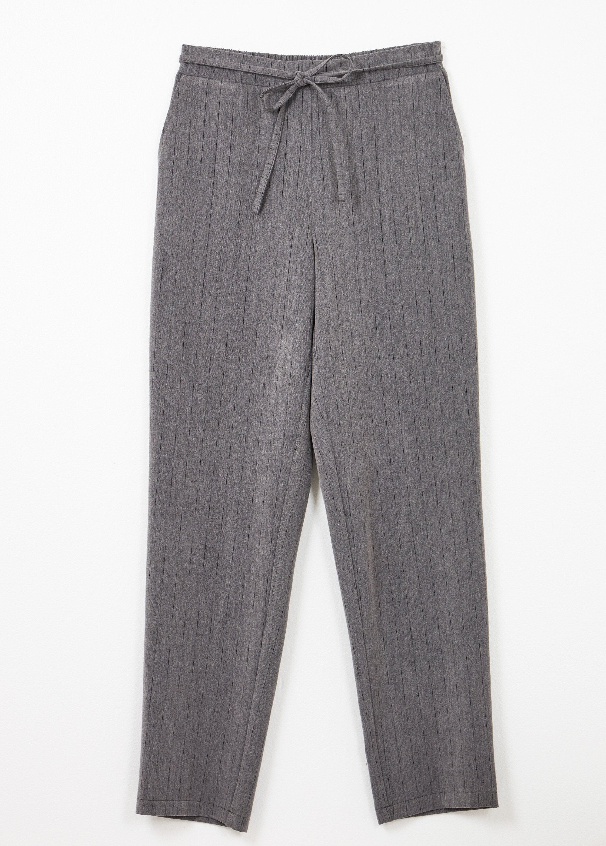Pantalón_recto_con_cintura_elástica_3/4_gris_y_negro_AP1_slim