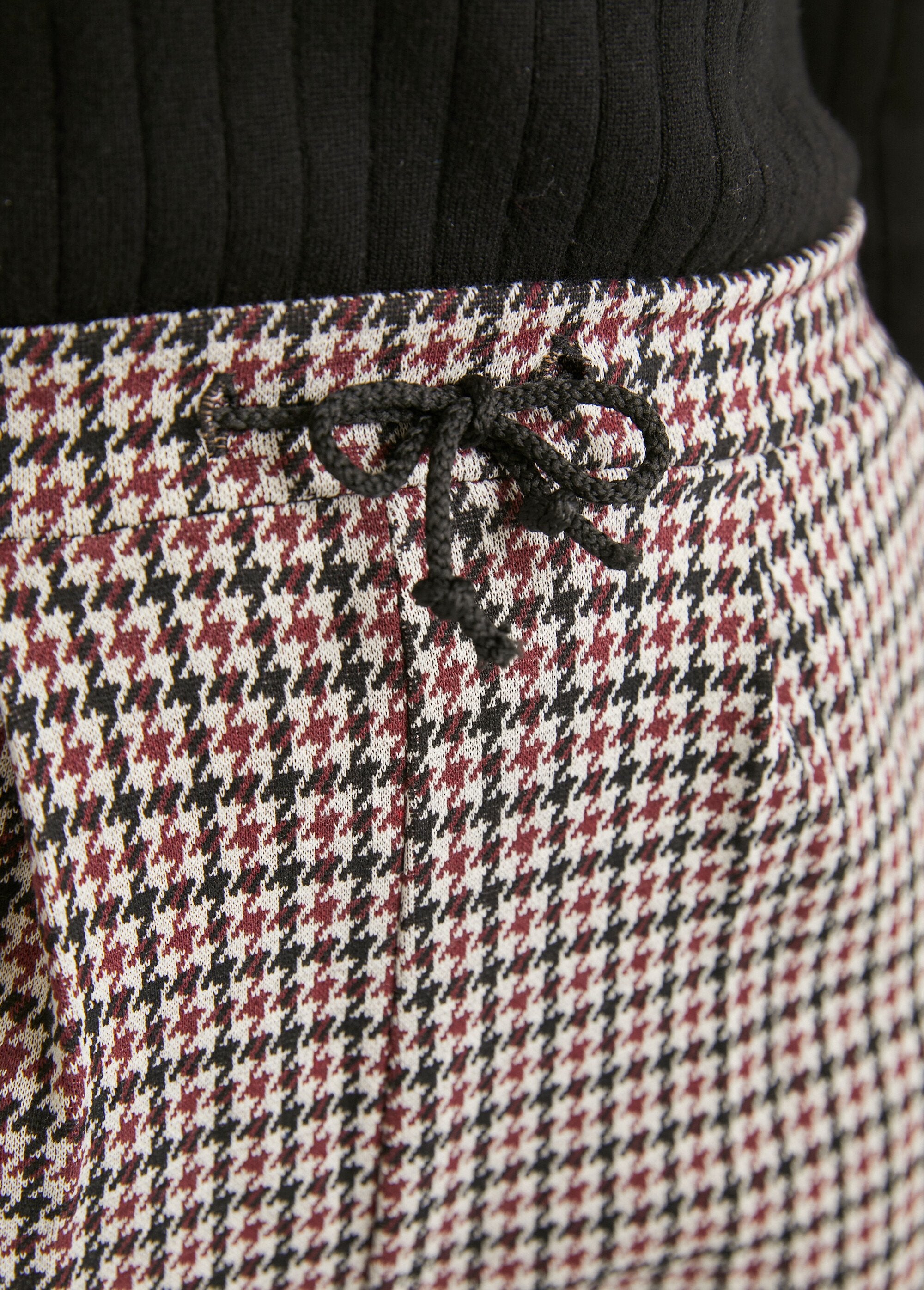 Pantalón_recto_de_punto_elástico_con_cintura_elástica_burdeos_y_negro_DE2_slim