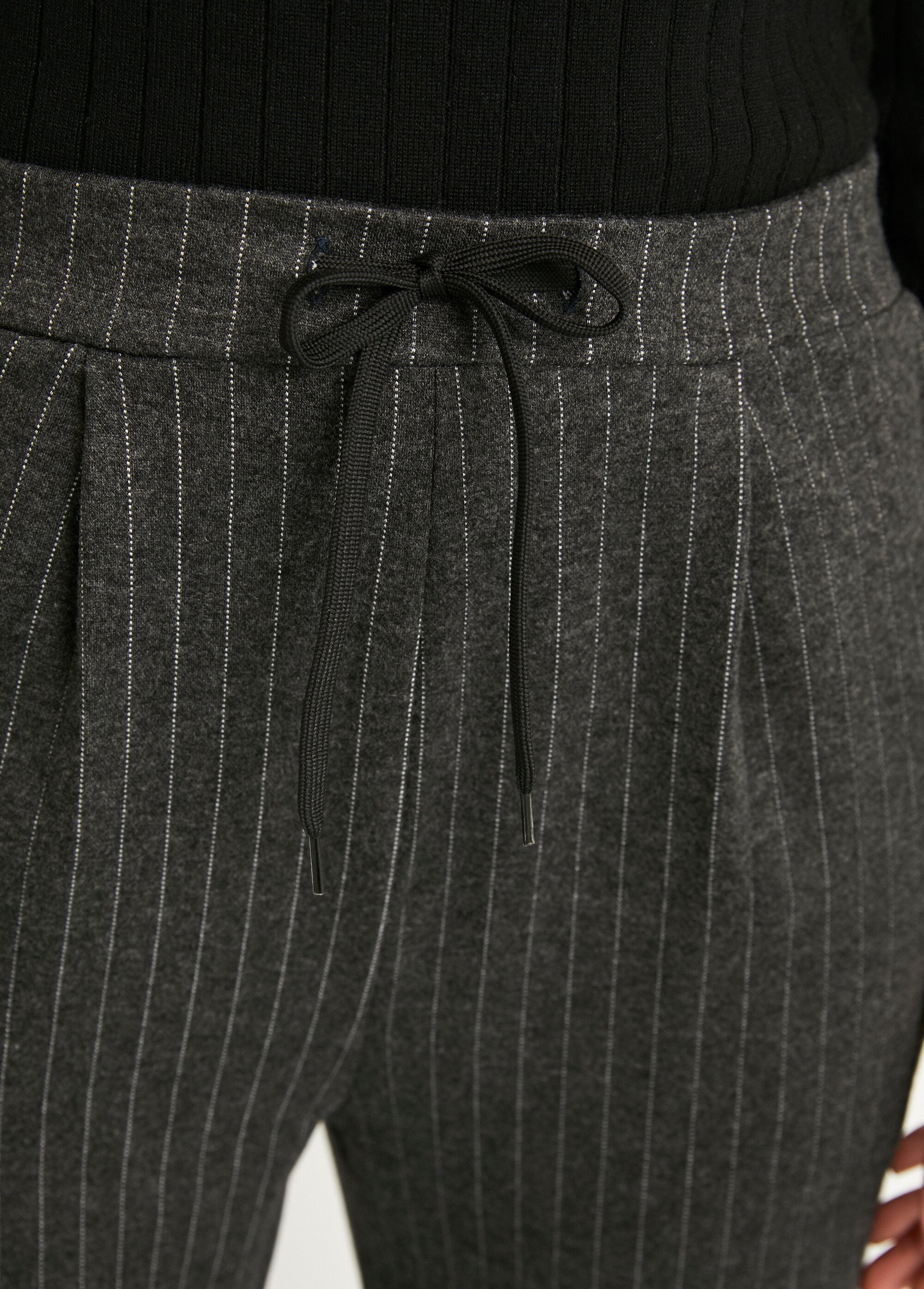 Pantalón_recto_de_punto_elástico_con_cintura_elástica_Gris_rayado_DE2_slim