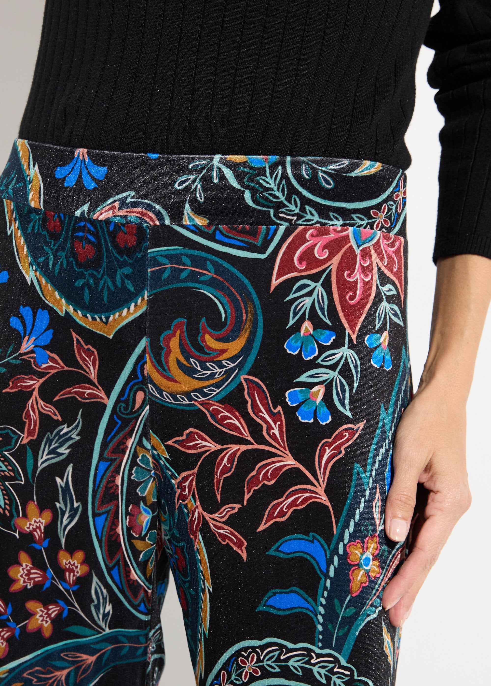 Pantalones_de_terciopelo_con_estampado_paisley_Estampados_negros_DE1_slim