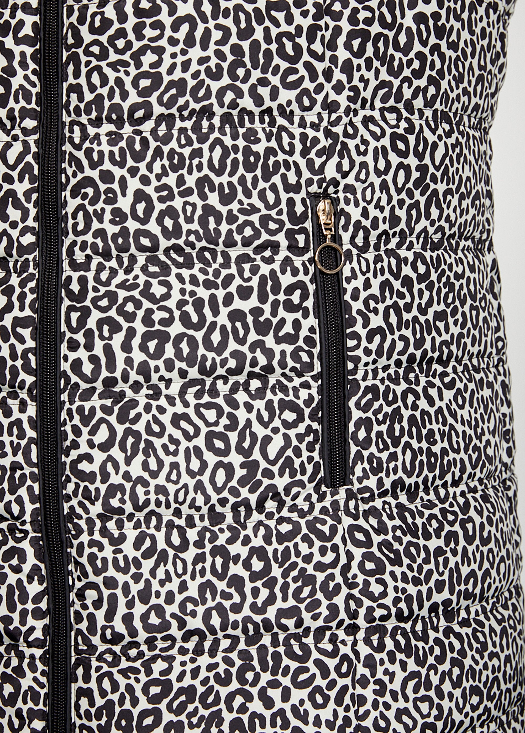 Parka_acolchada_con_estampado_de_leopardo_Natural_y_negro_DE1_curvy