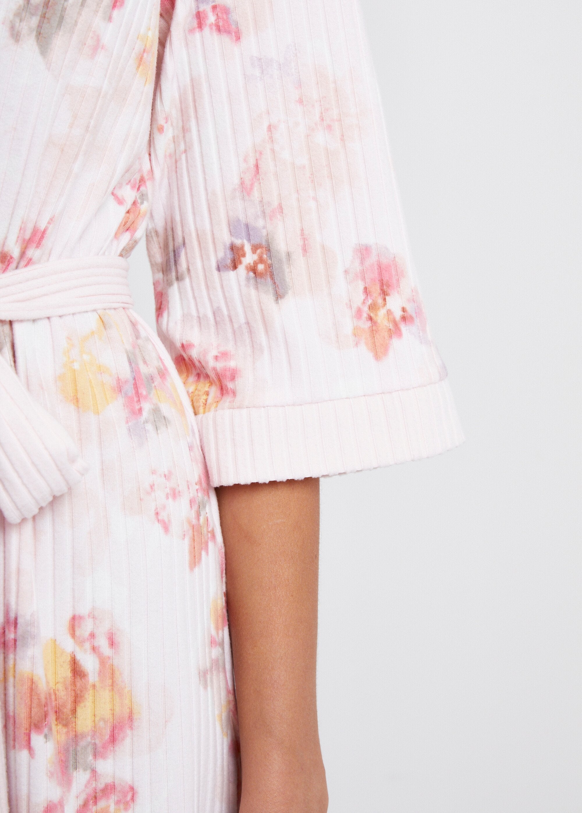 Albornoz_corto_cruzado_de_punto_acanalado_estampado_fondo_rosa_DE3_slim