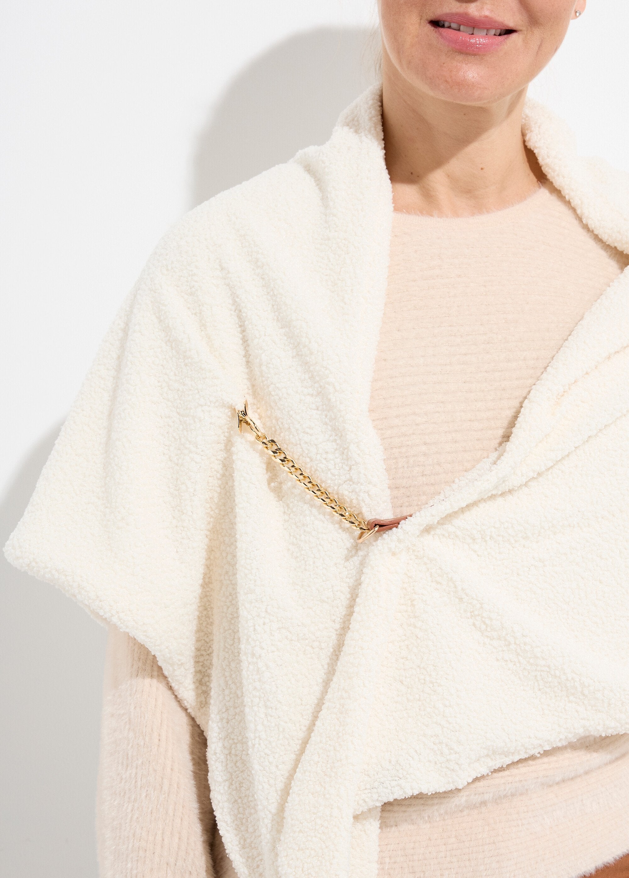 Poncho_de_tacto_lanoso_con_cadena_metálica_Beige_DE1_slim