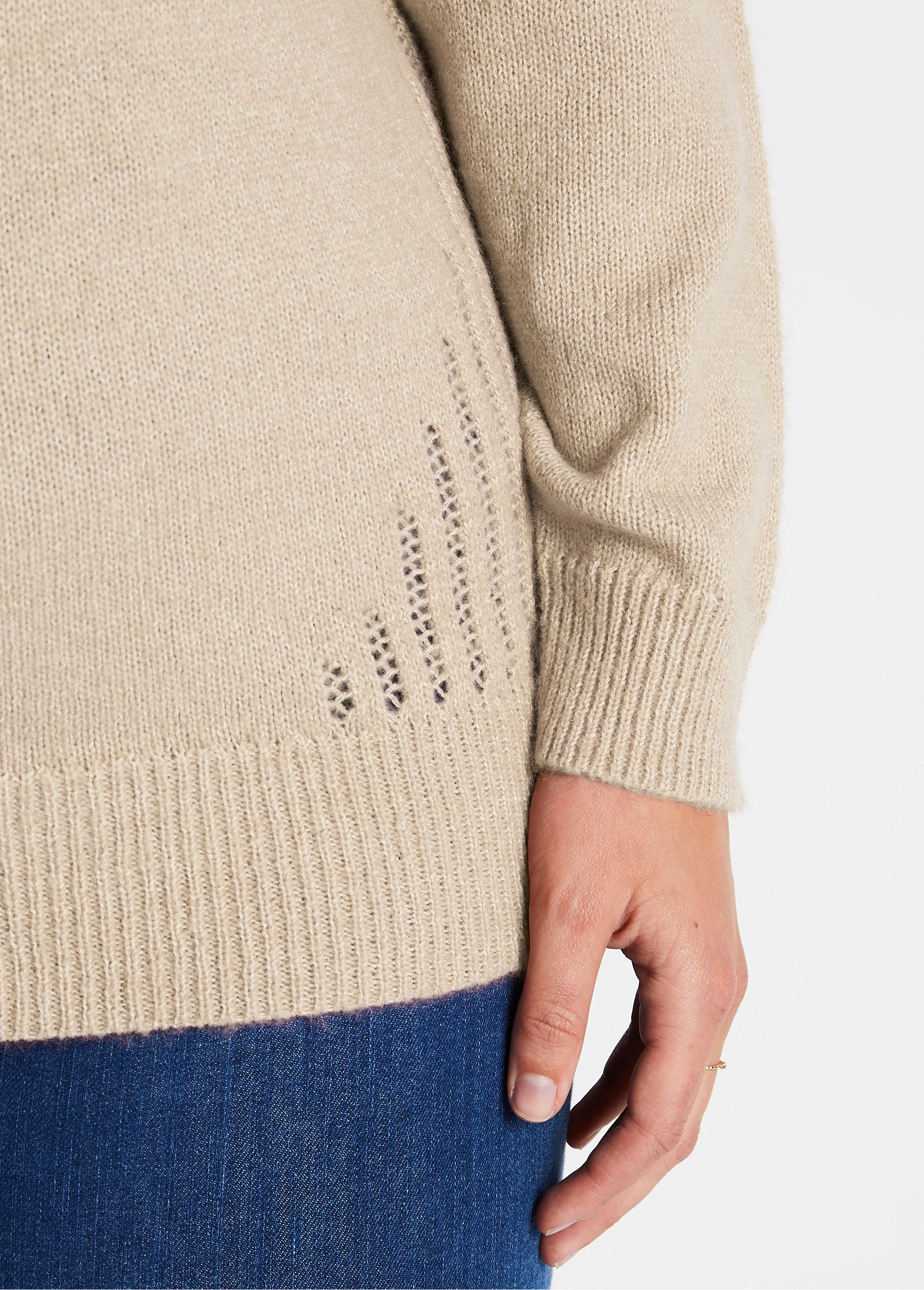 Suéter_calado_elaborado_con_lana_y_fibras_recicladas_Cadena_DE2_curvy