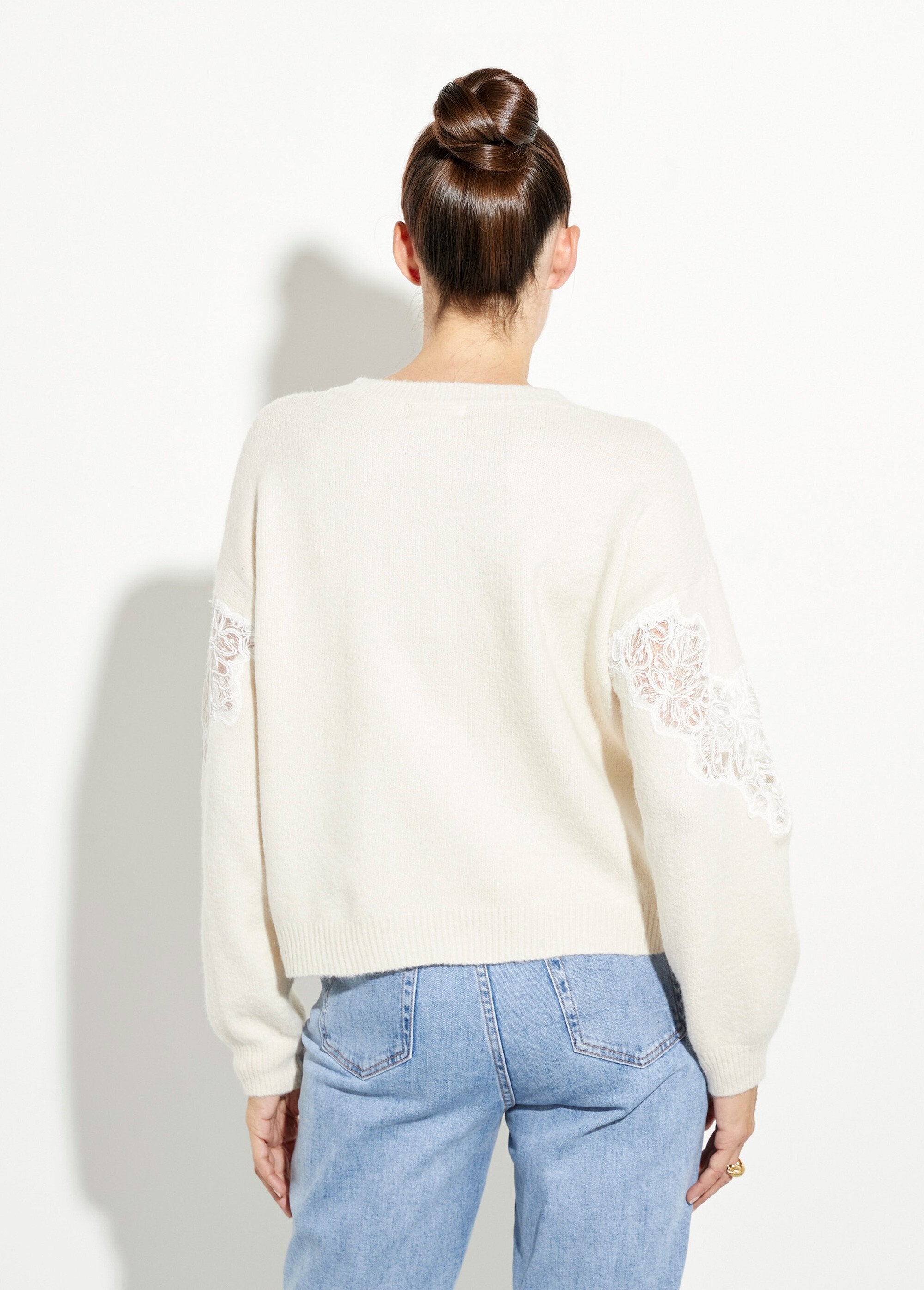 Suéter_cálido_de_lana_con_aplicaciones_de_encaje._Crudo_DO1_slim